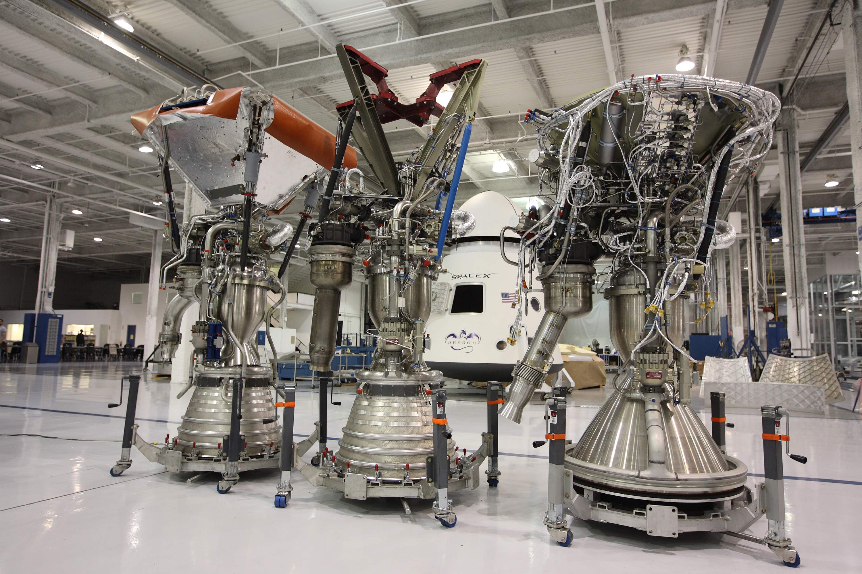 Merlin-Triebwerke im SpaceX-Hauptsitz in Hawthorne, CA