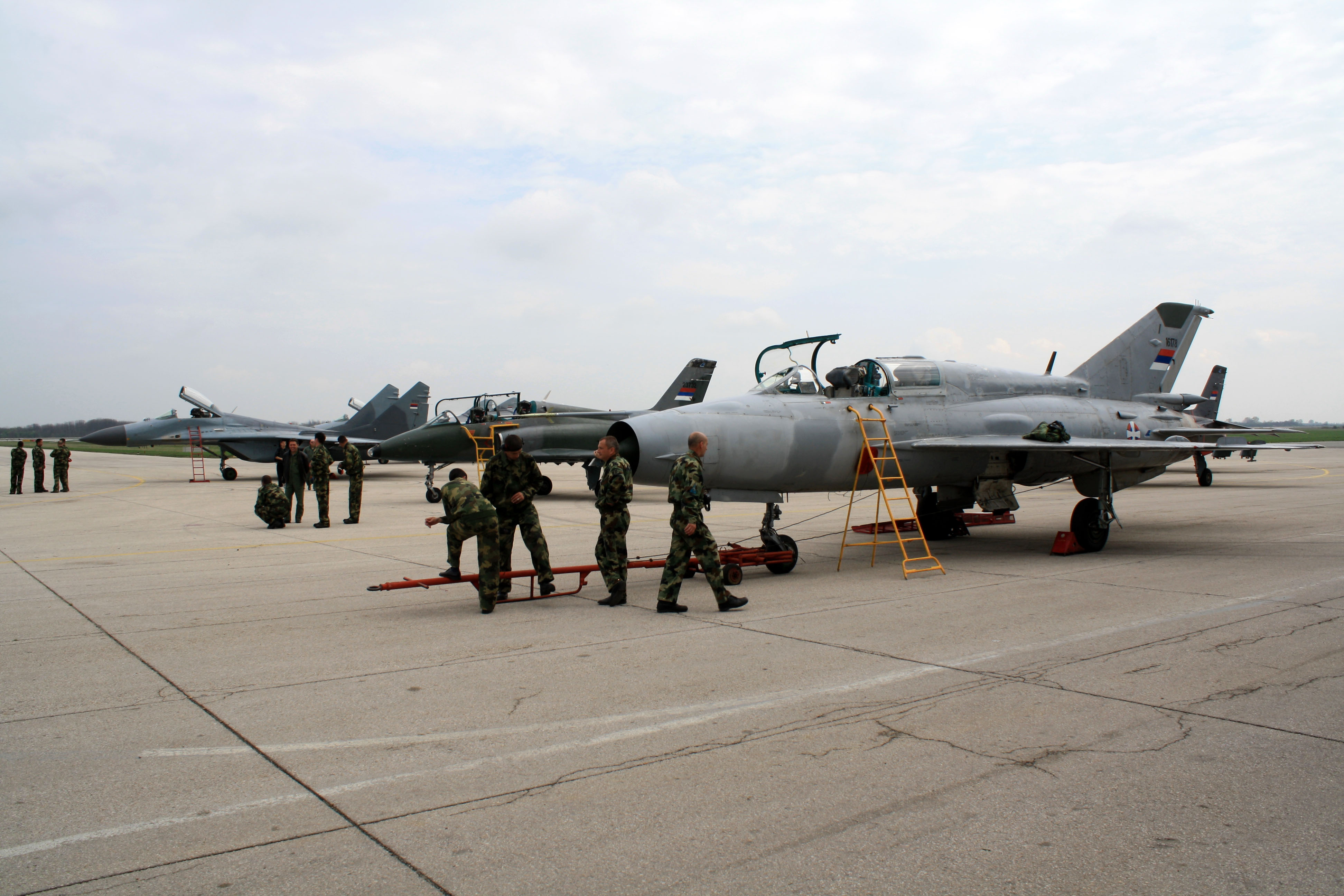 Mi G-21UM serbio junto a un G-4 y un Mi G-29