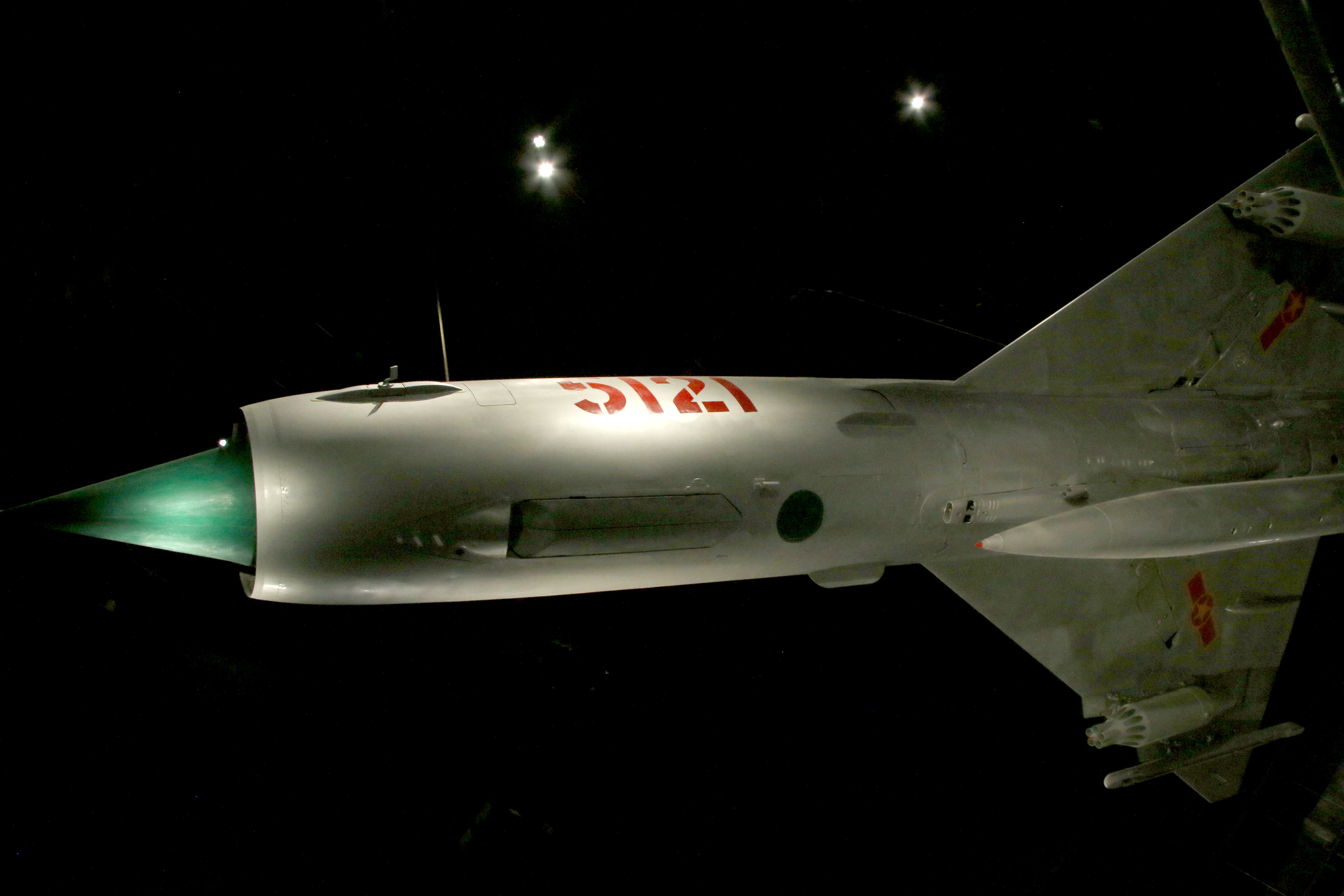 MiG-21 vietnamita visto desde abajo