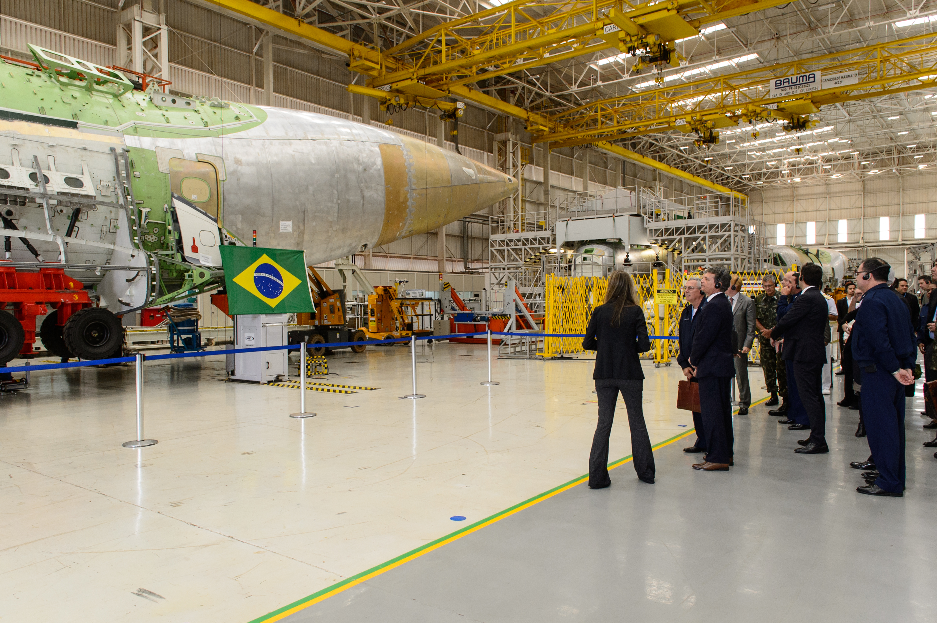 The Minister of Defence visits the EMBRAER factory at Gavião Peixoto, São Paulo