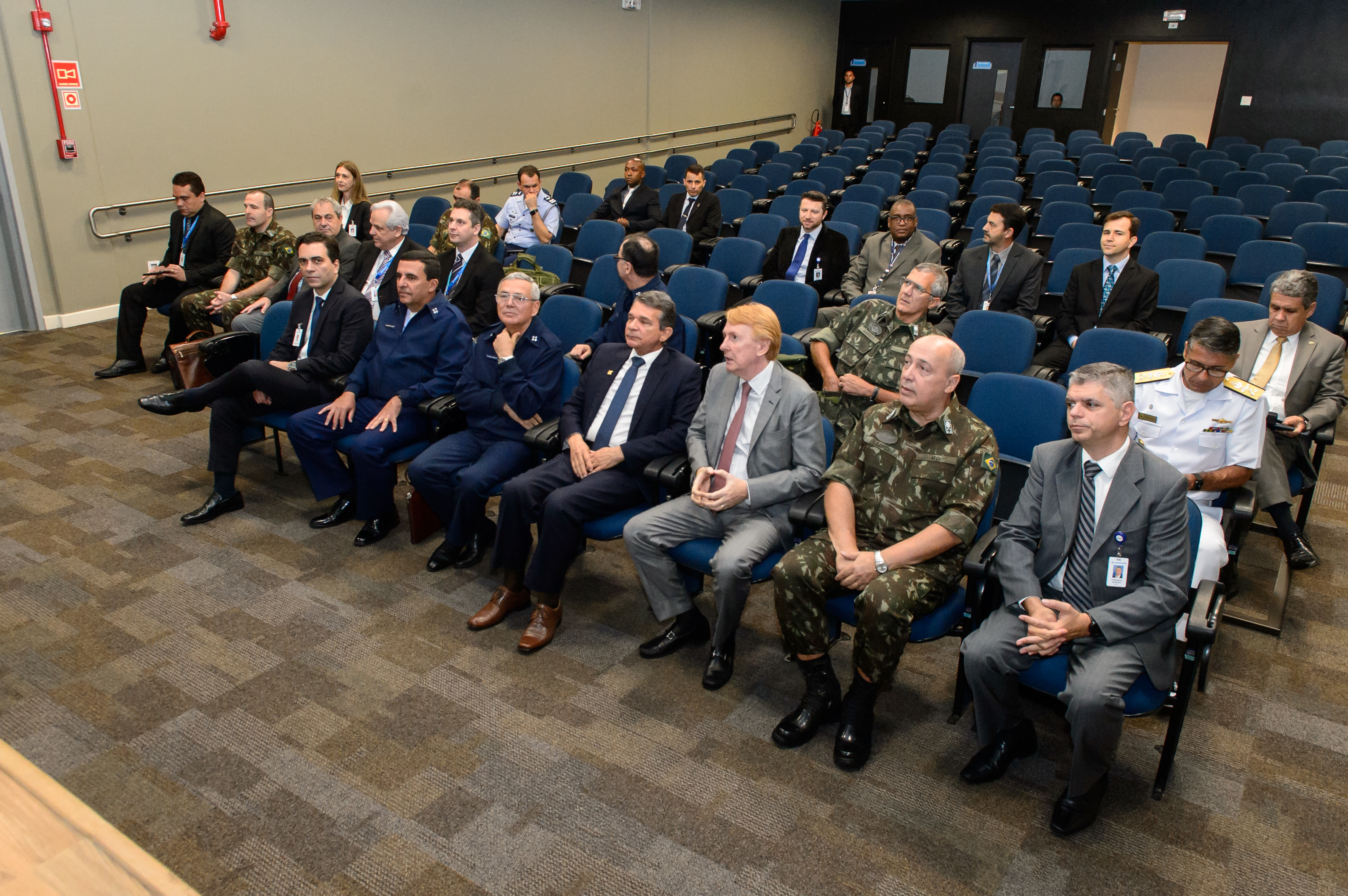 The Minister of Defence visits the EMBRAER factory at Gavião Peixoto, São Paulo