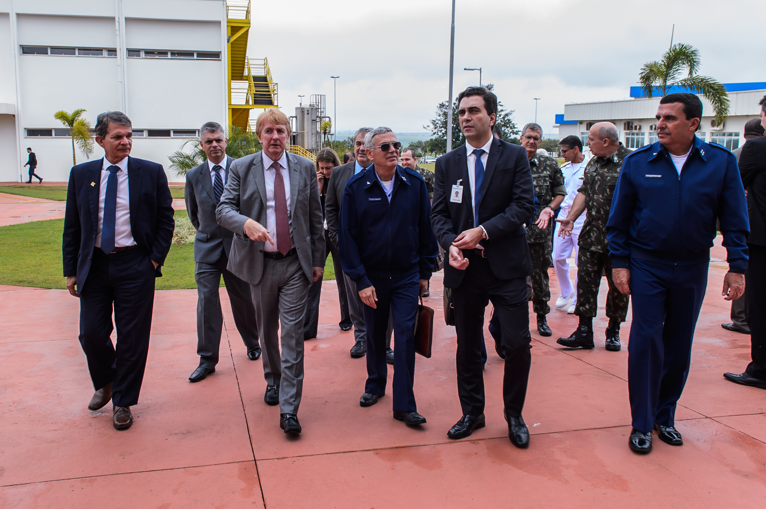 The Minister of Defence visits the EMBRAER factory at Gavião Peixoto, São Paulo