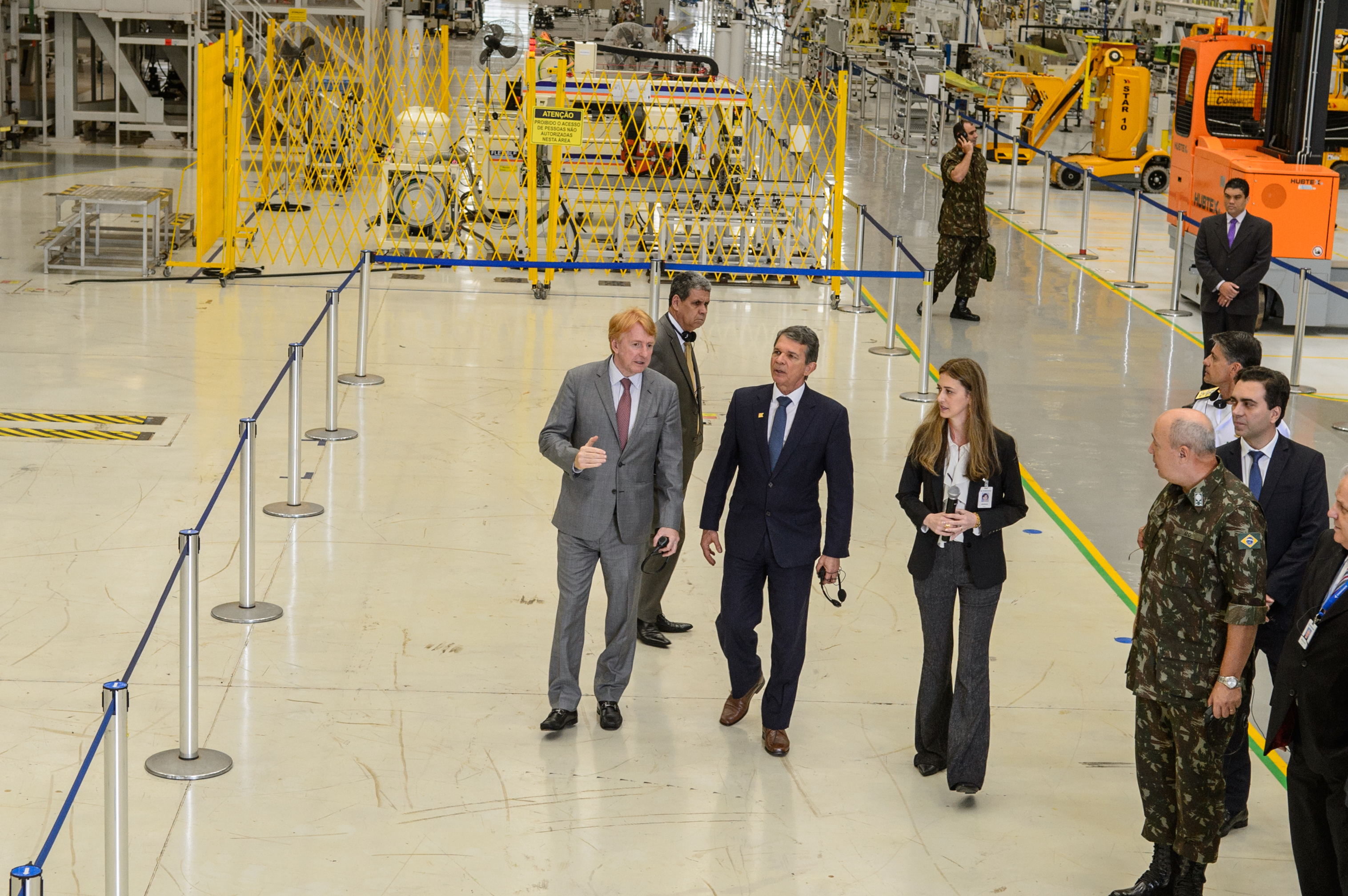 The Minister of Defence visits the EMBRAER factory at Gavião Peixoto, São Paulo