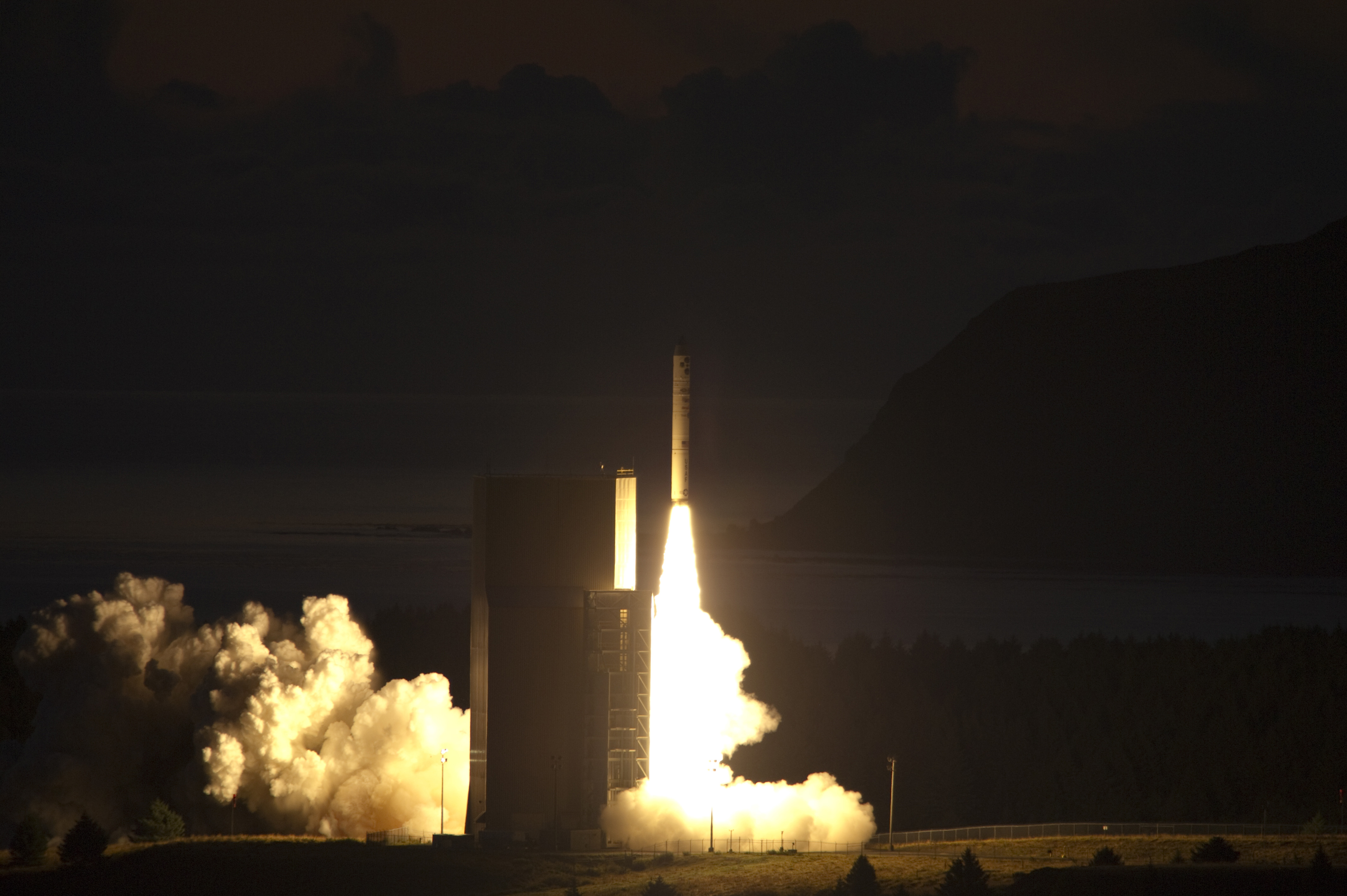 Minotaur IV despegando desde el Kodiak Launch Complex con el Tac Sat 4 (27 sep 2011, vista 2)