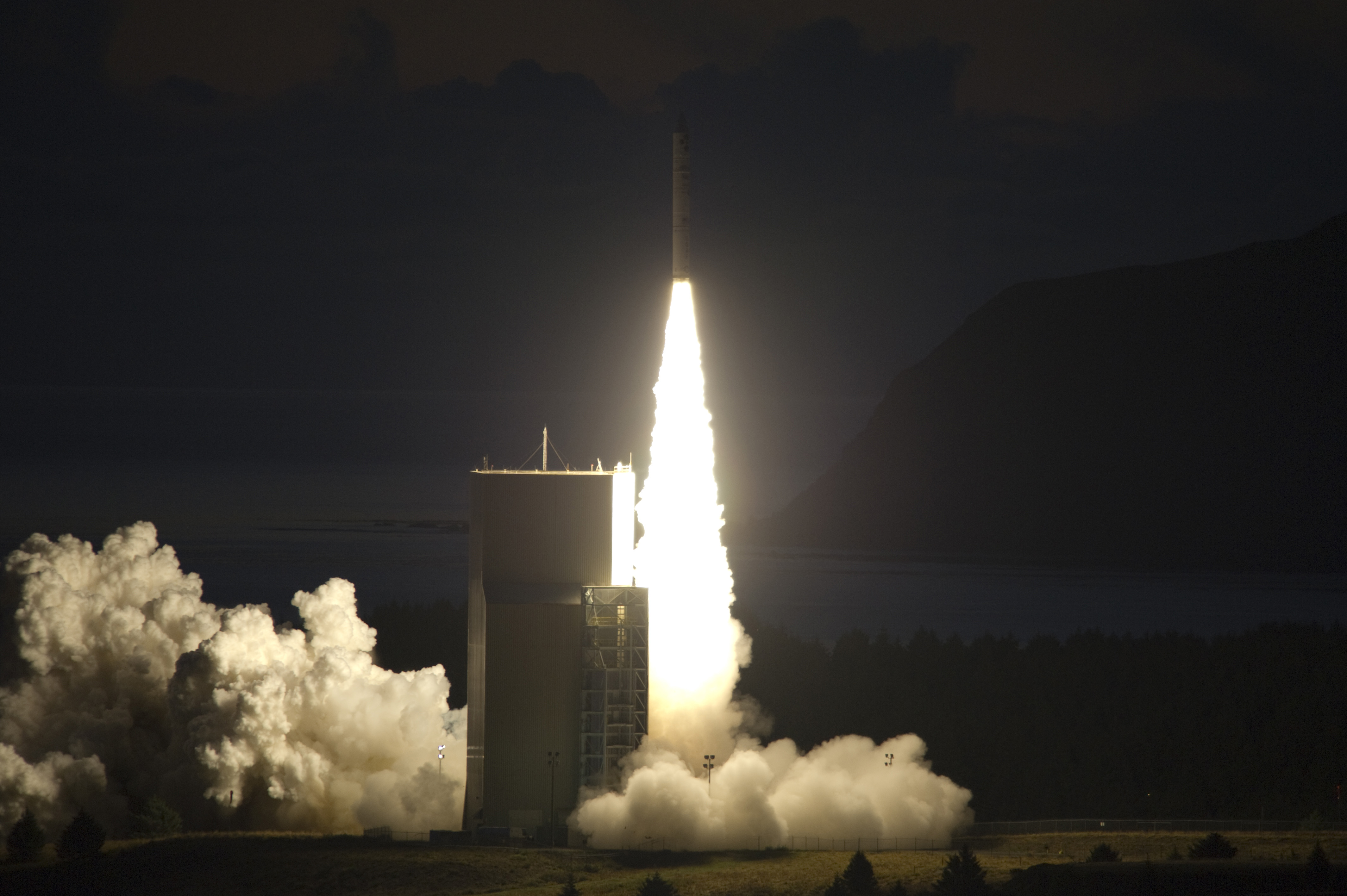 Minotaur IV despegando desde el Kodiak Launch Complex con el Tac Sat 4 (27 sep 2011, vista 3)