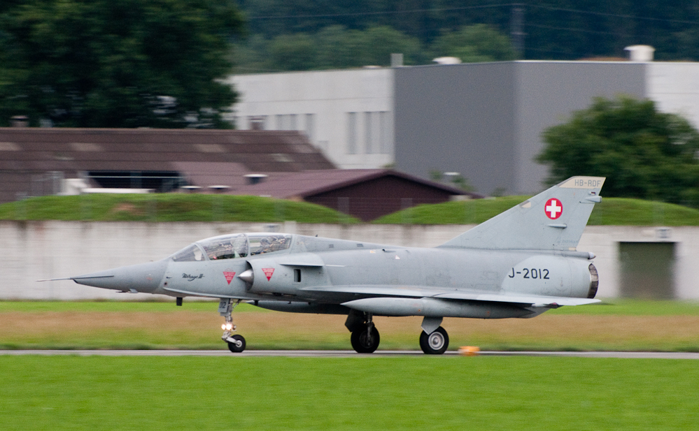Mirage IIIDS biplaza de entrenamiento suizo, despegue, 2010