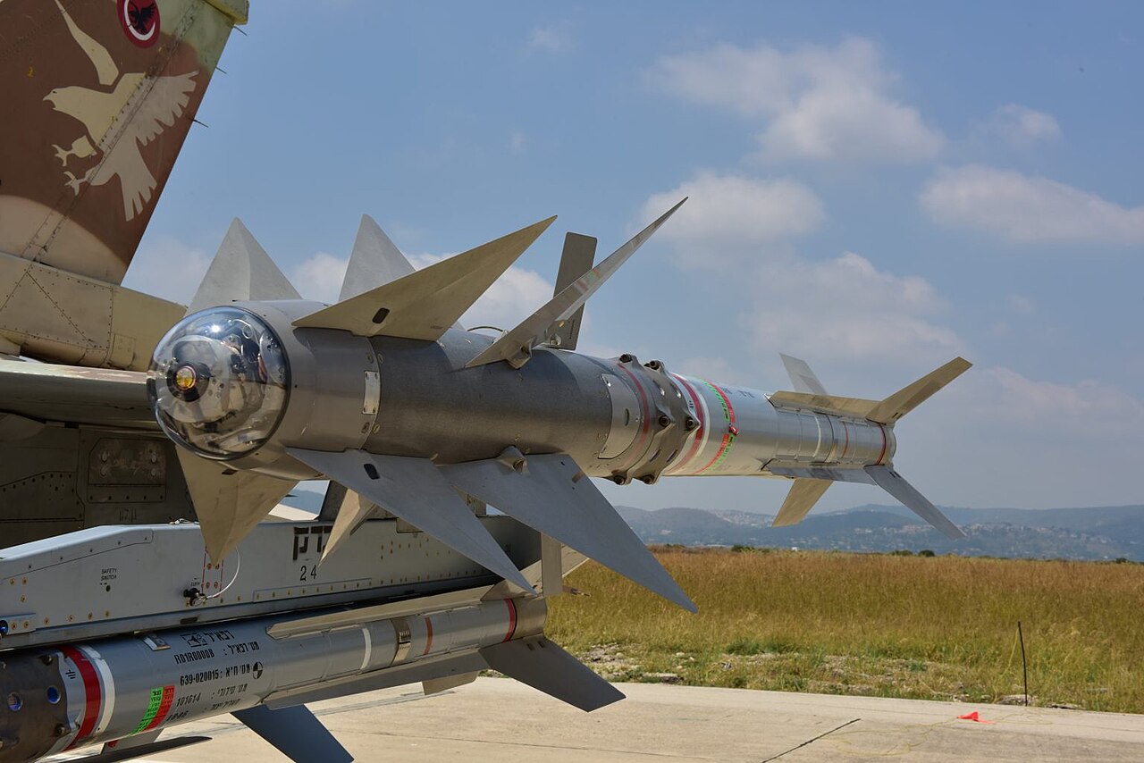 Míssil Python-5 em ponto de fixação de F-16 israelense