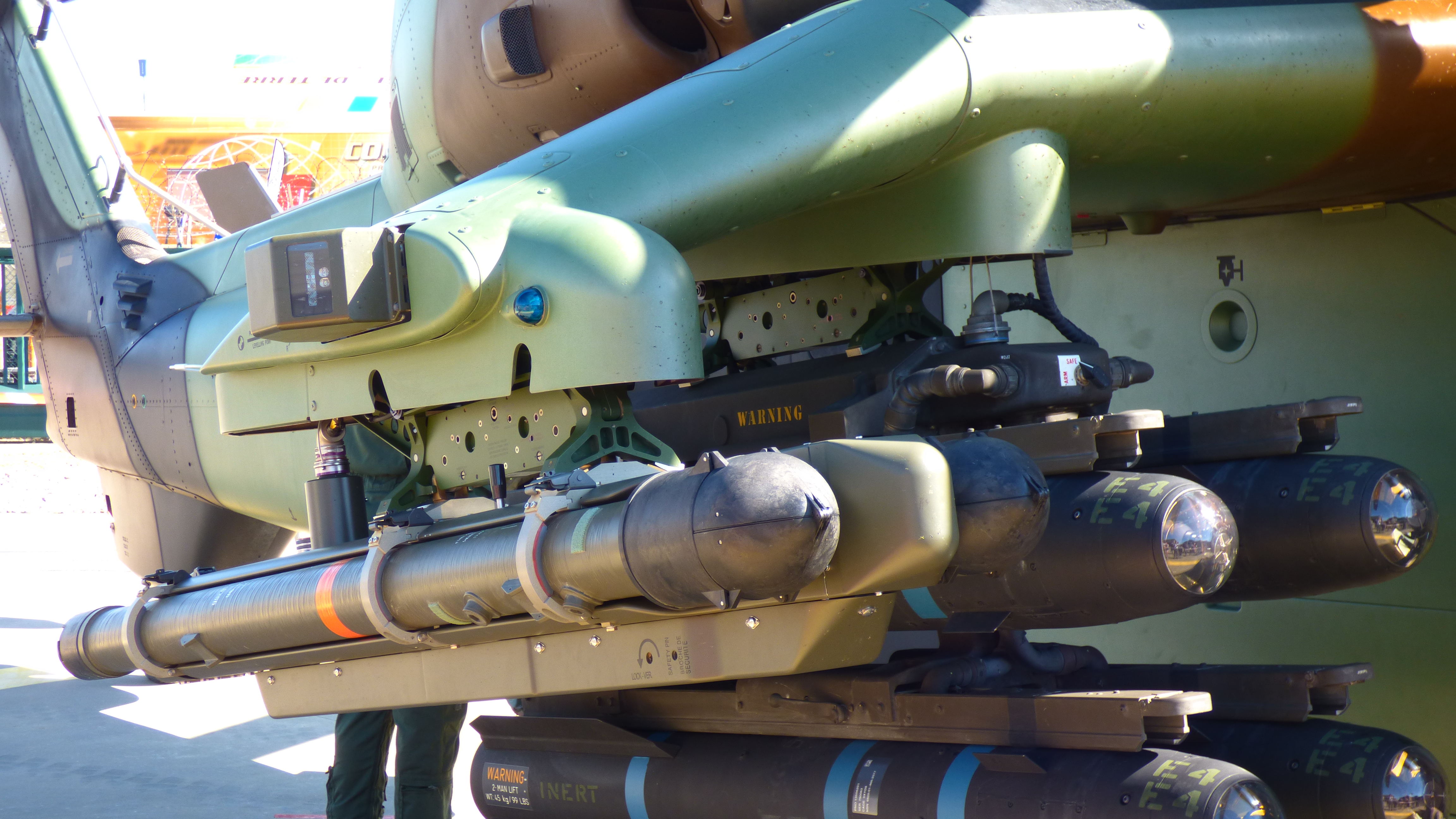 Missiles Mistral et Hellfire monté sur un hélicoptère Tigre
