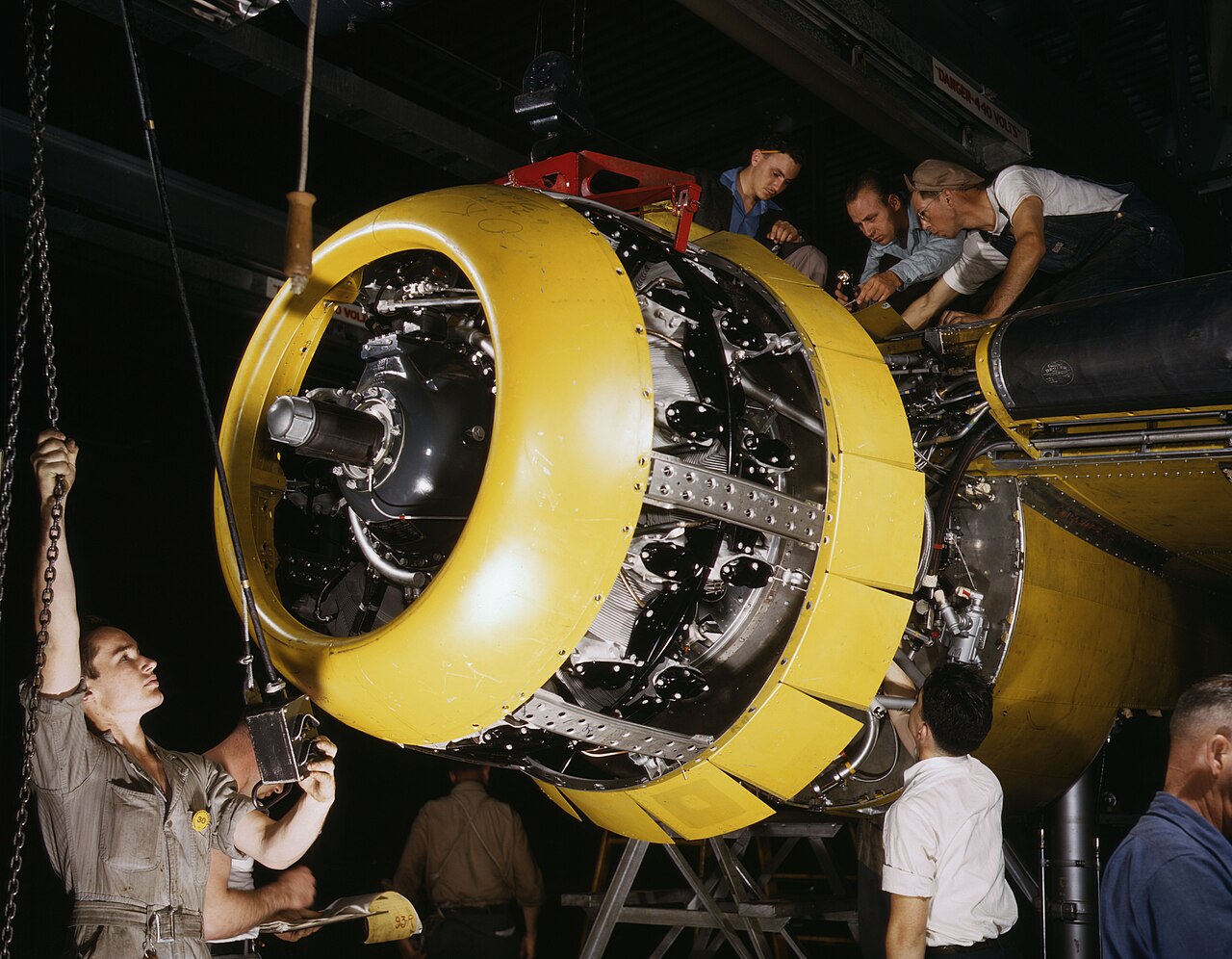 Montaggio di un motore su un bombardiere B-25 Fairfax, nello stabilimento della North American Aviation, Inc. a Inglewood, California