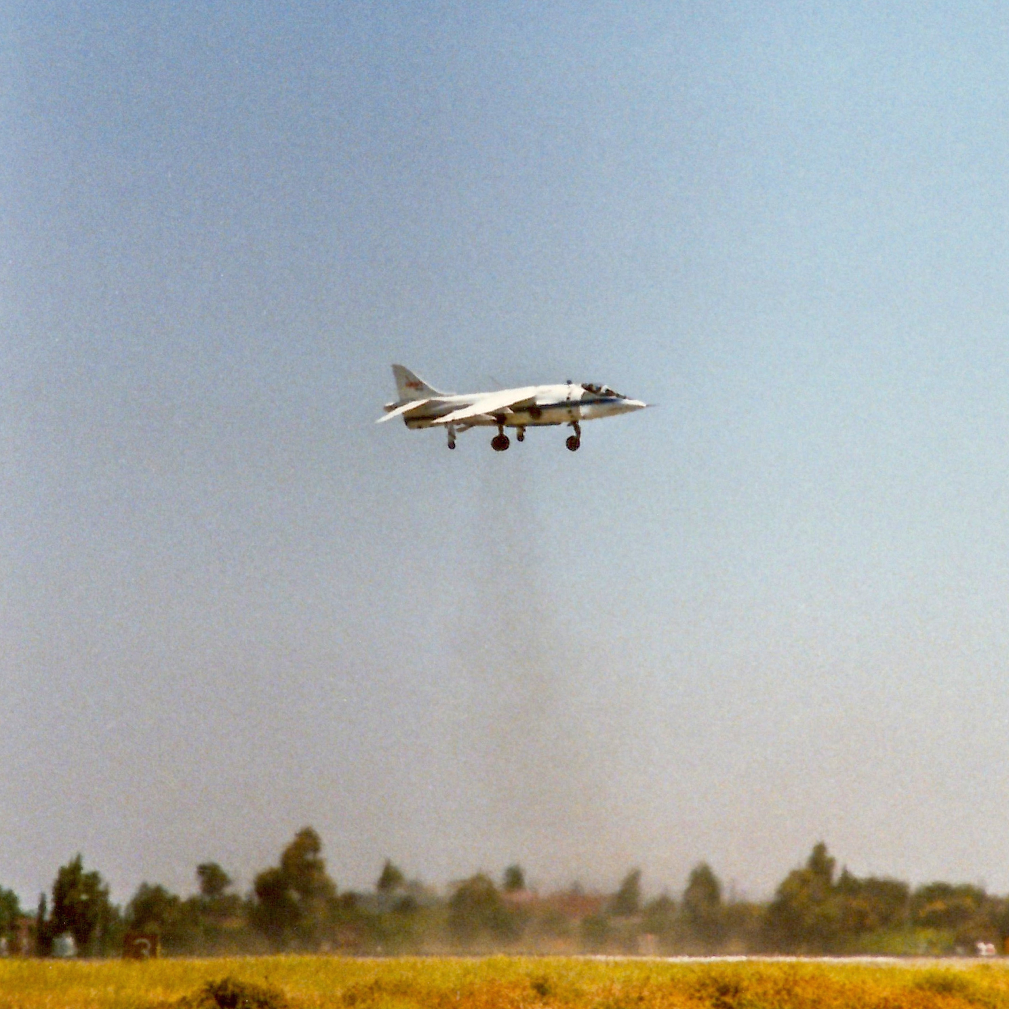 NASA AV-8C en vuelo estacionario, años 80