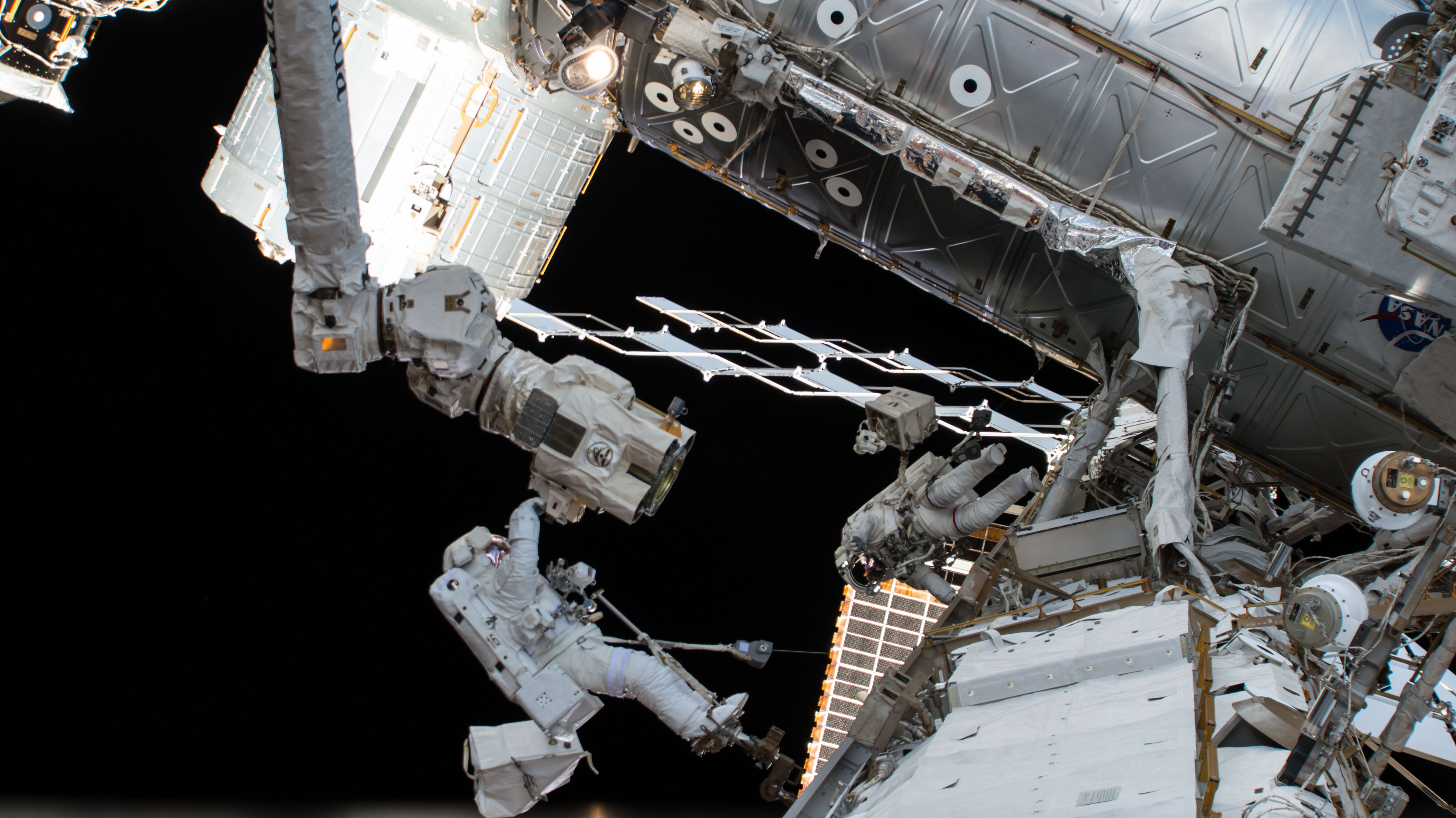 Astronautas de la NASA en el tercer y último paseo espacial de la serie de octubre