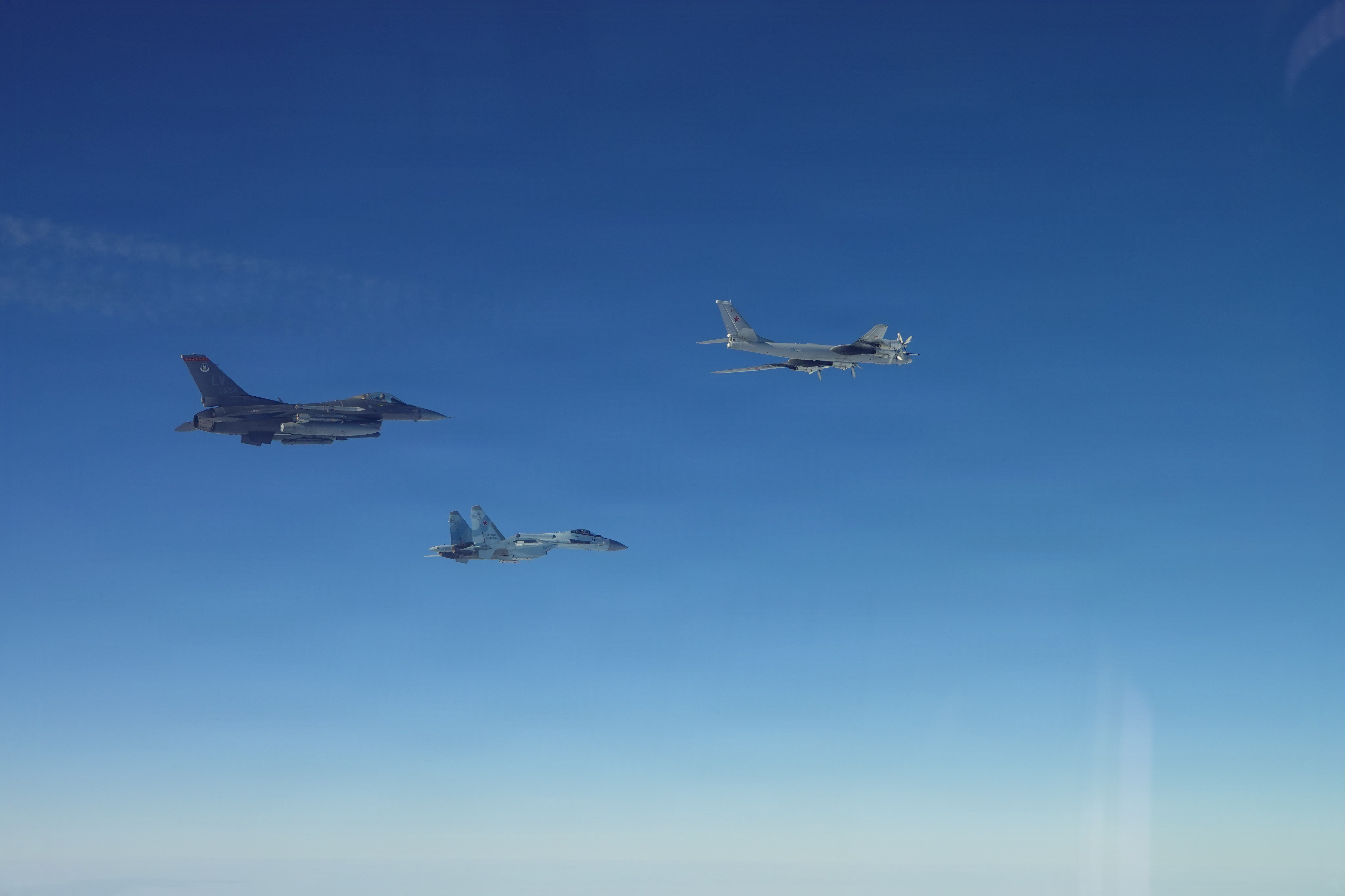 Un F-16 del NORAD intercetta un Tu-95 e un Su-35 russi vicino allo stretto di Bering