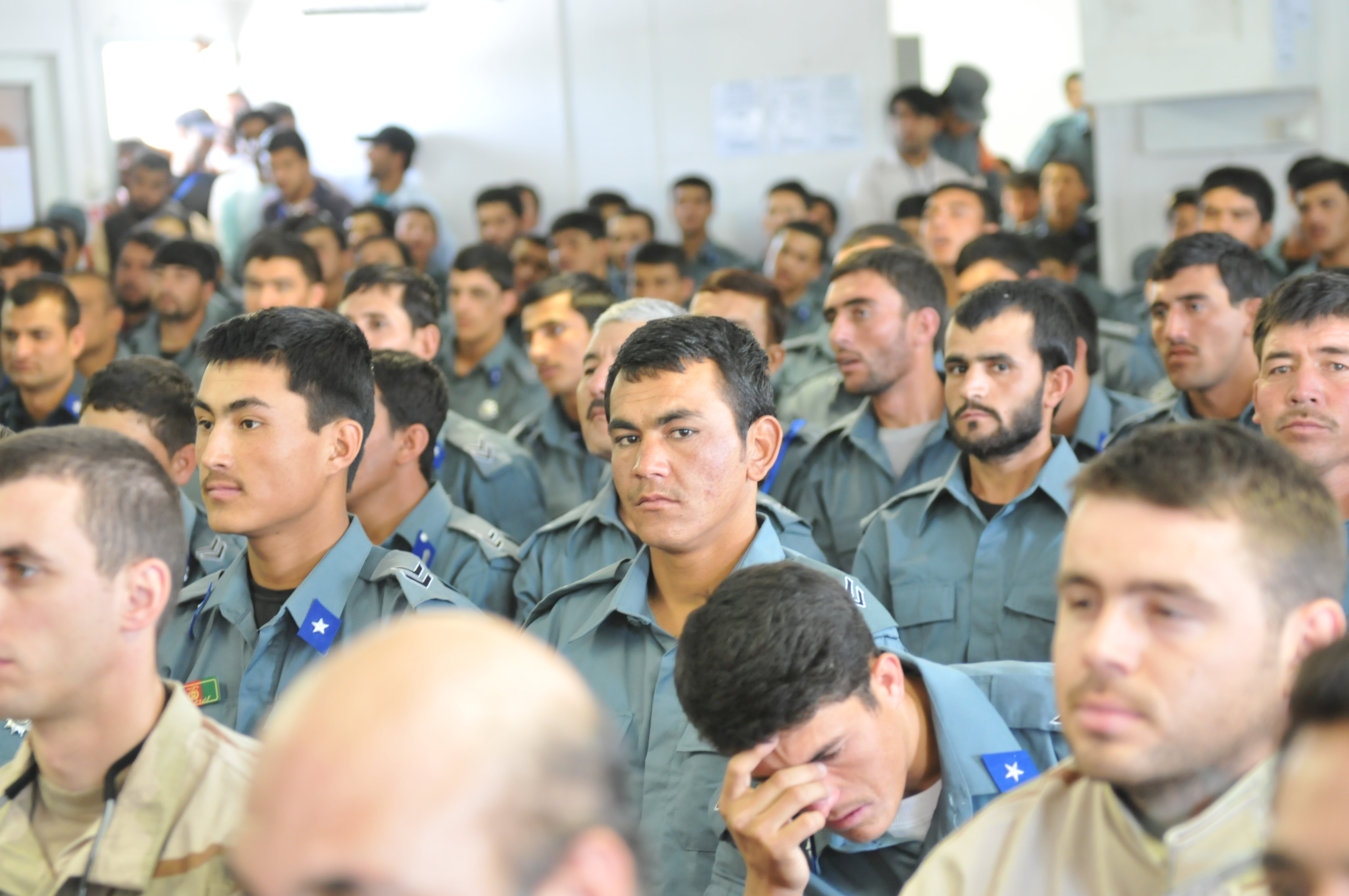 Neue afghanische Polizei-Unteroffiziere mit rumänischen Gendarmerie-Beratern im Regionalen Ausbildungszentrum Kandahar
