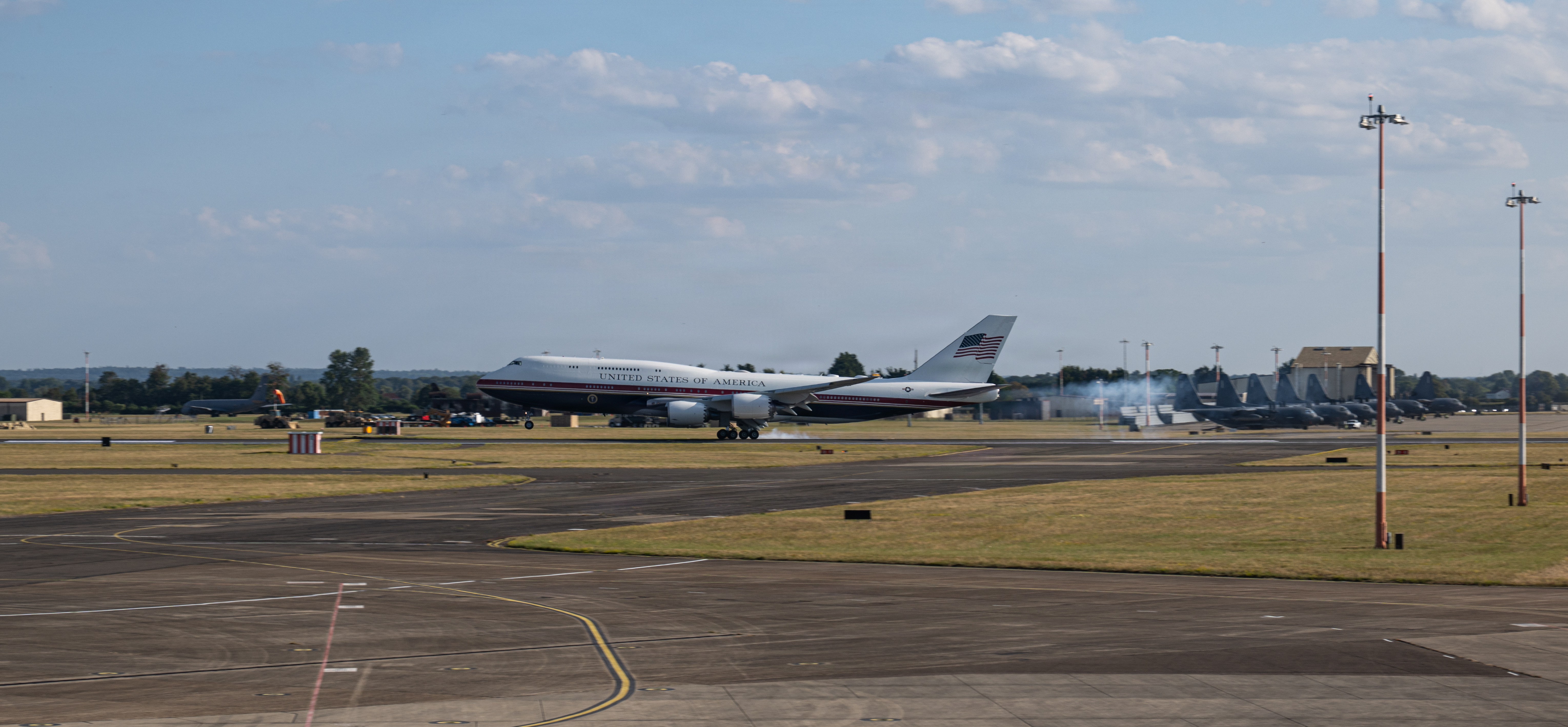 El nuevo Air Force One hace escala en RAF Mildenhall