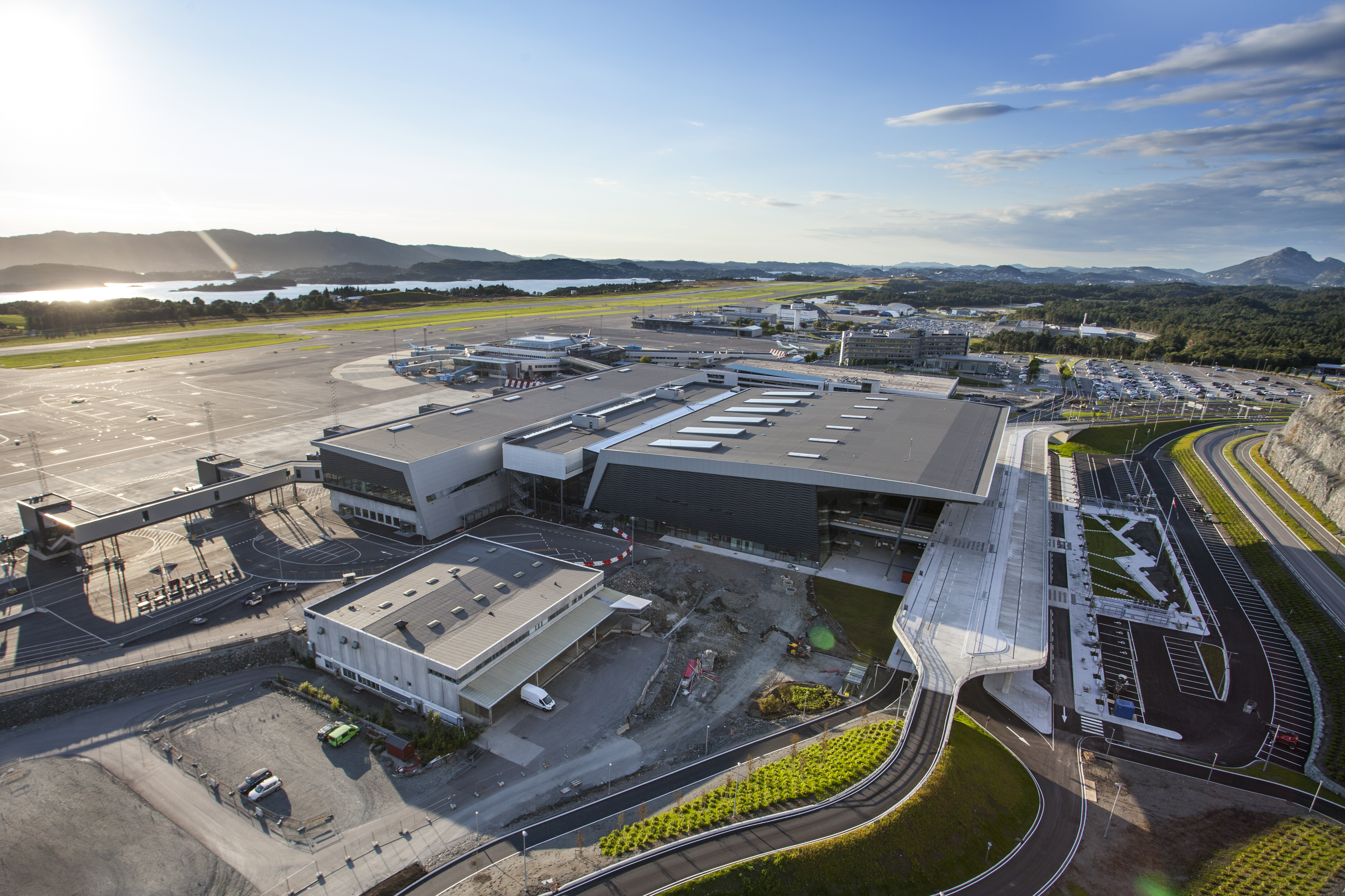 Nuovo aeroporto di Bergen Flesland con il vecchio terminal sullo sfondo