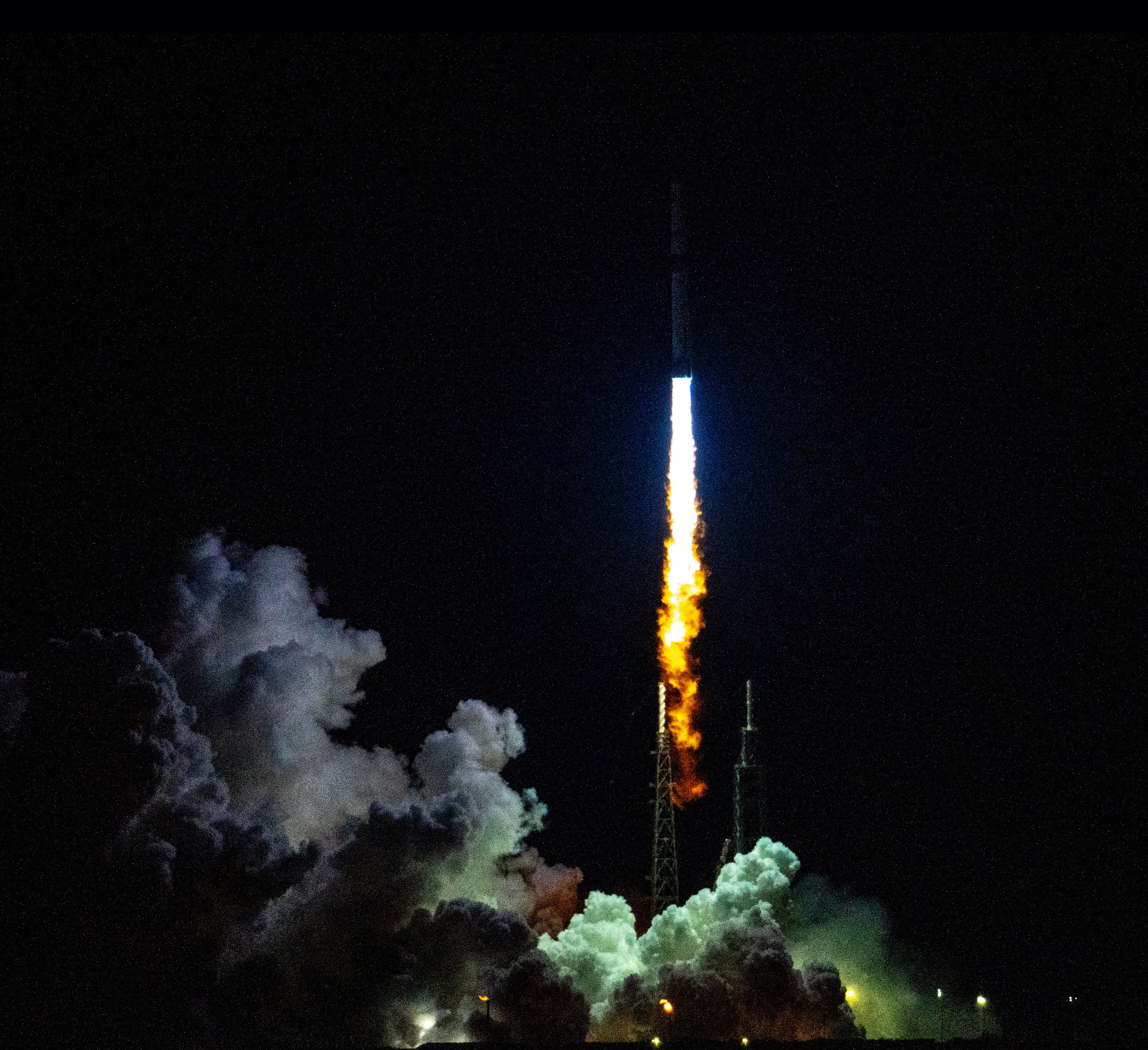New Glenn 7×2 despegando desde Space Launch Complex 36 en su primer vuelo, NG-1, 16 de enero de 2025