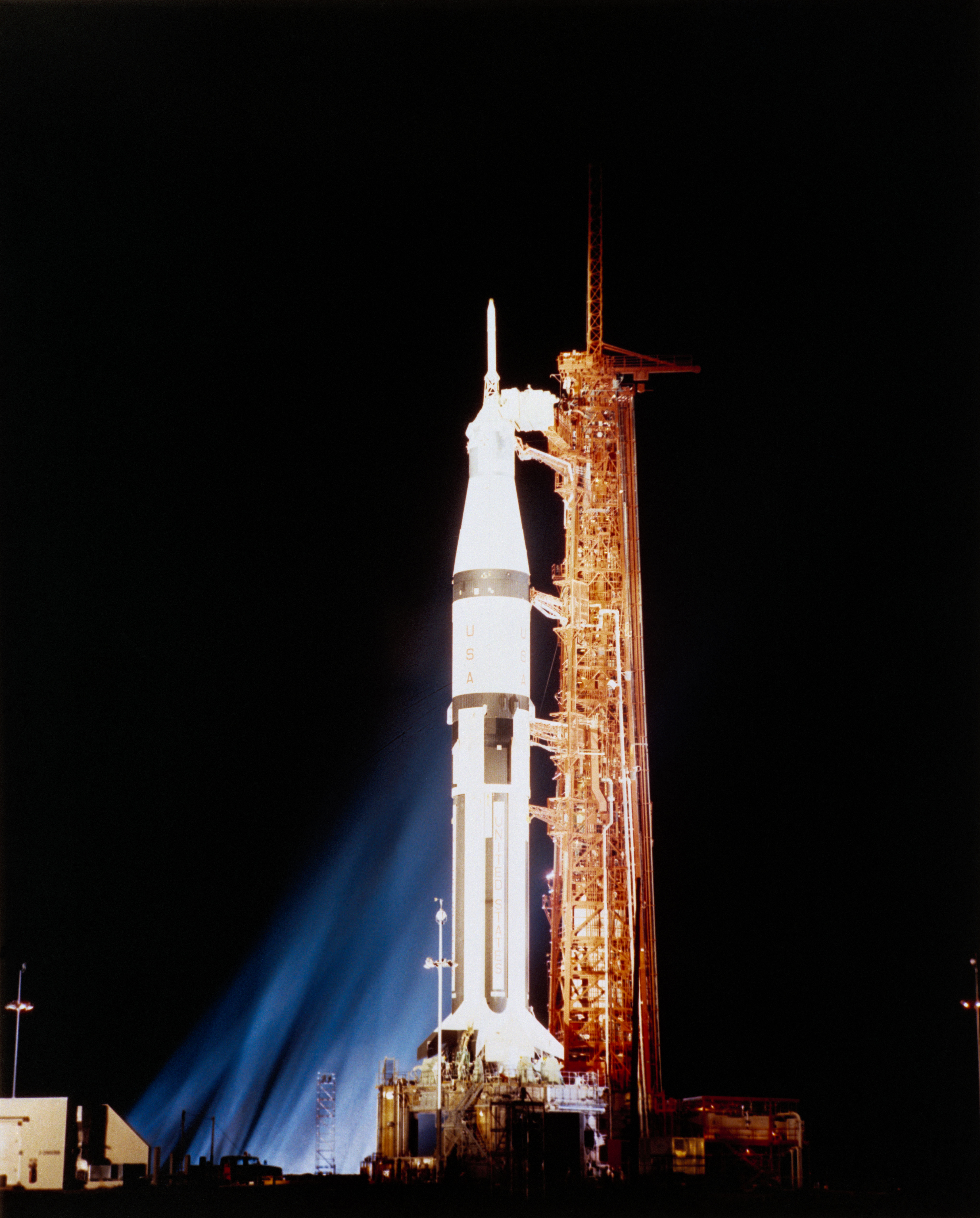 Vista notturna del Launch Complex 34 con lo stack dell'Apollo 7 (SC-101/Saturn SA-205), 16 settembre 1968 (S68-50712)