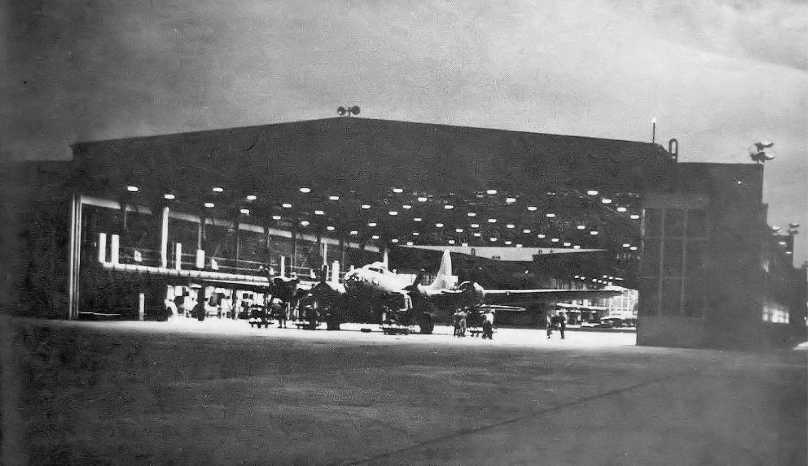 Nächtliches Wartungstraining an einer B-17 auf dem Amarillo Army Airfield