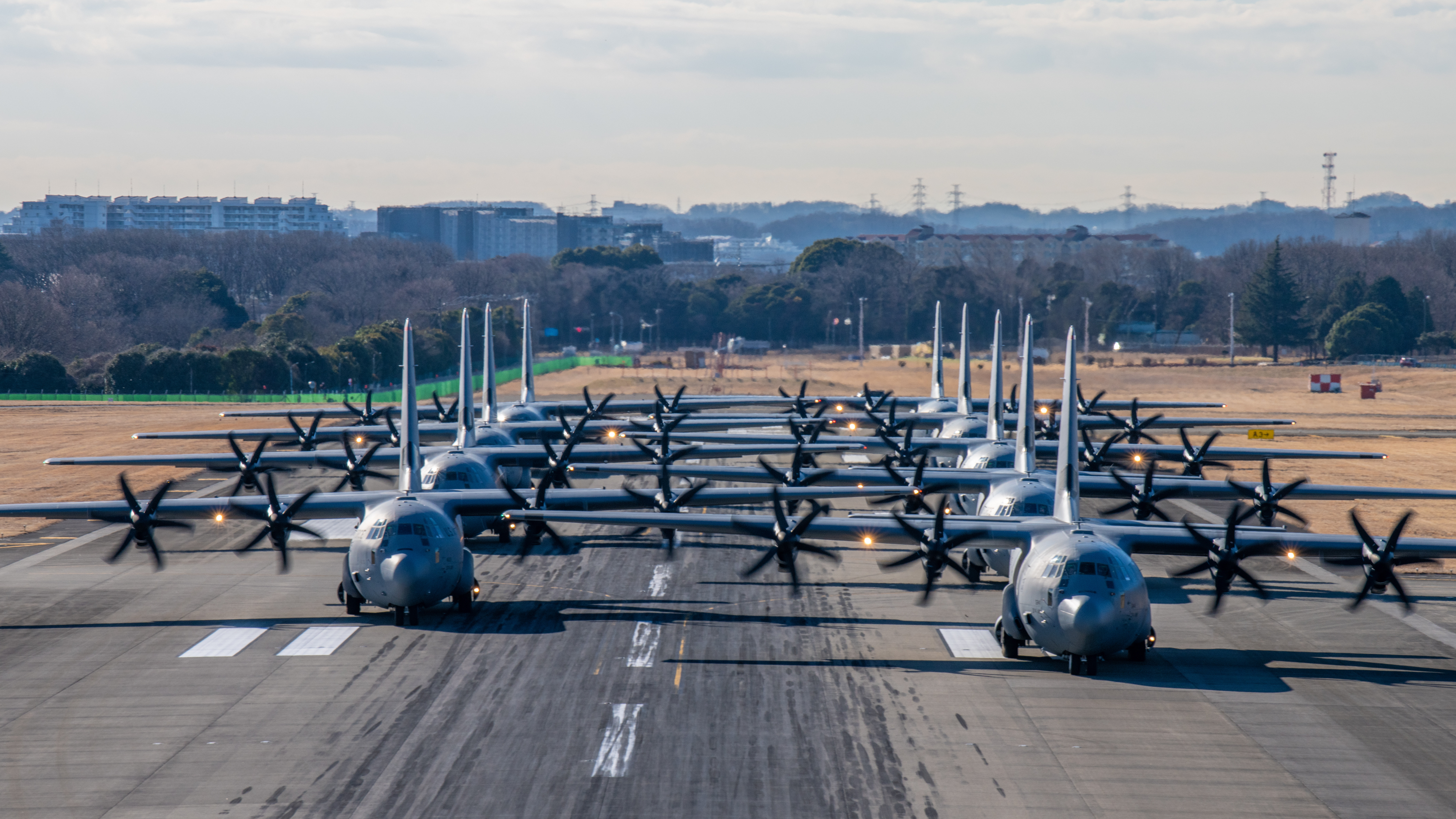Nueve C-130J Super Hercules de la Fuerza Aérea de EE. UU. rodando por la pista durante la parte de «elephant walk» del ejercicio Airborne