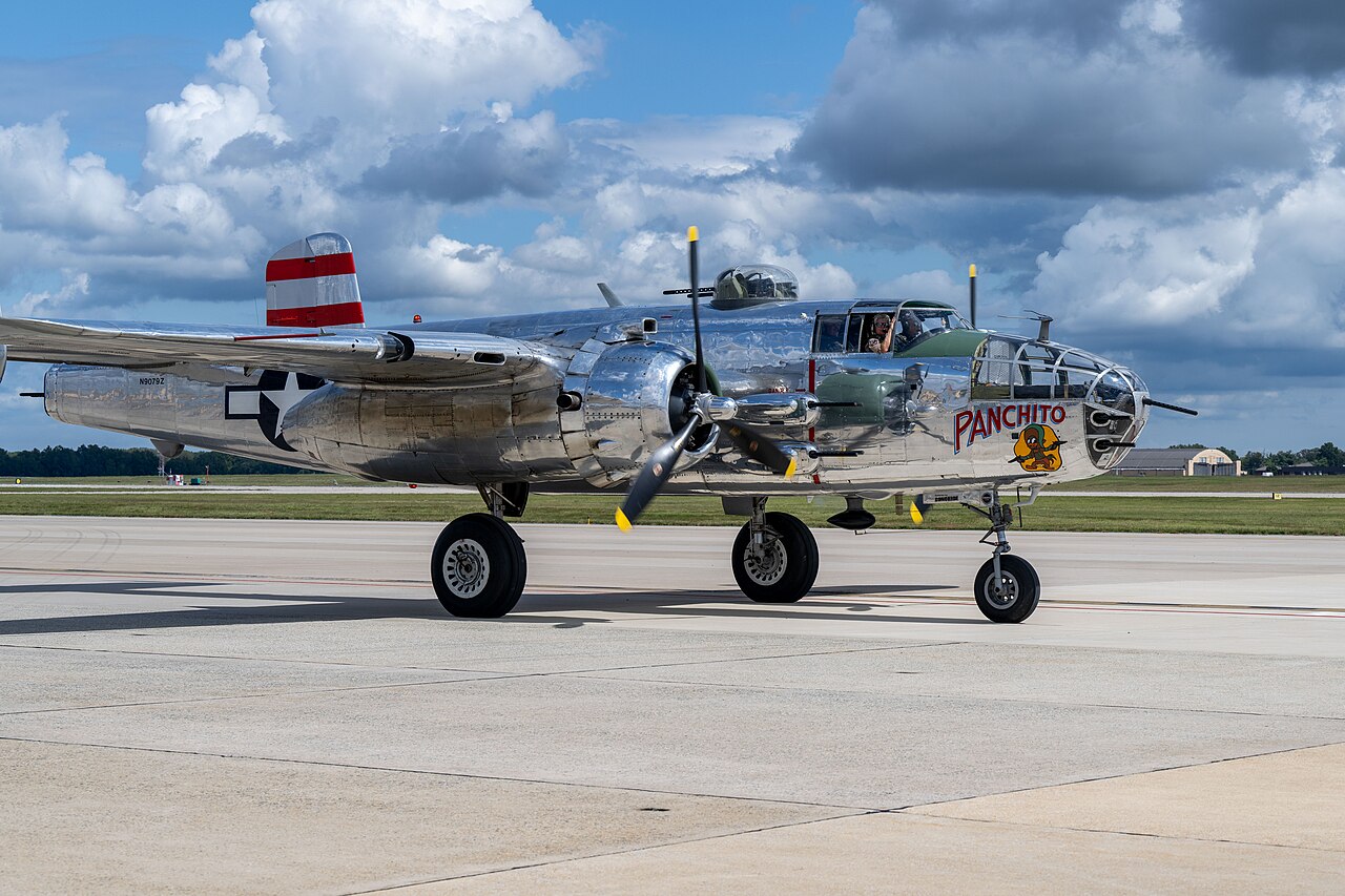 Un bombardiere B-25J Mitchell della North American arriva per l'air show della Joint Base Andrews 2025