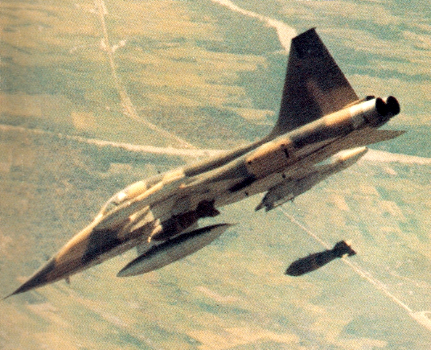Un Northop F-5A bombarde une cible au Vietnam, vers 1966
