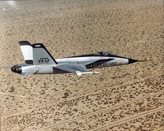 Northrop YF-17 Cobra in volo