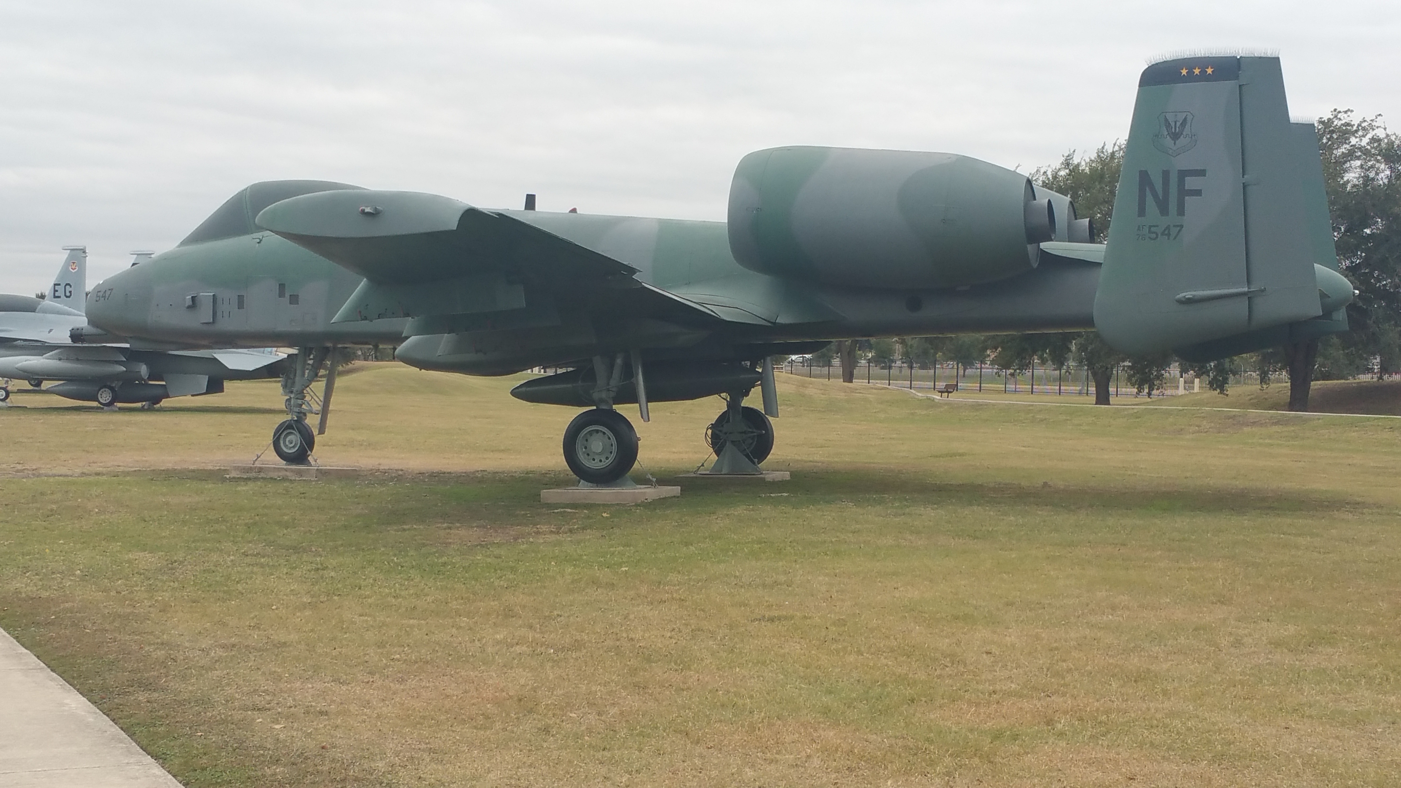 OA-10A 76-0547 alla base aerea di Lackland, vista laterale