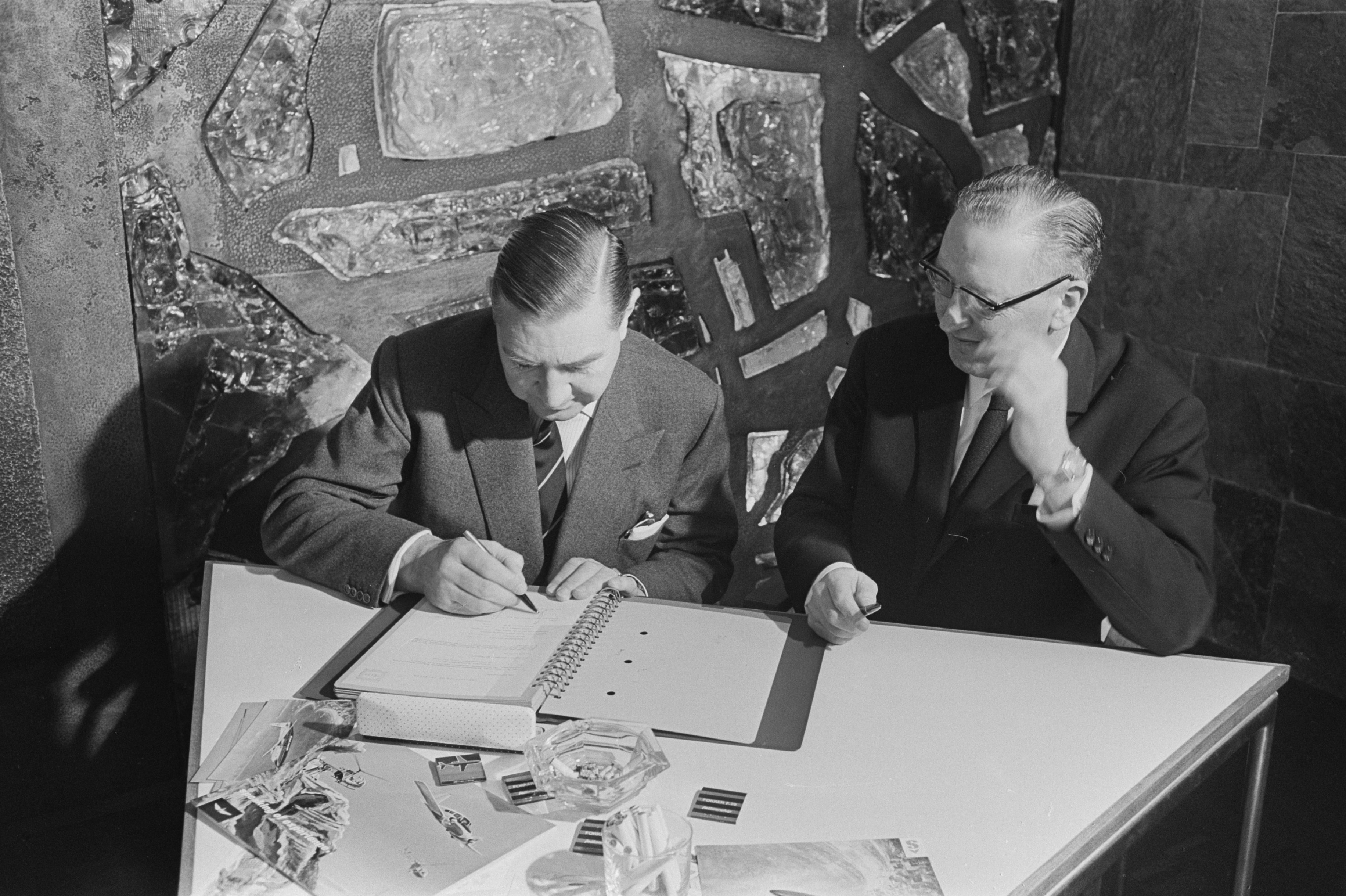 À l'usine Fokker, le directeur de Fokker, M. Diepen (à droite), n° d'article 917-6021
