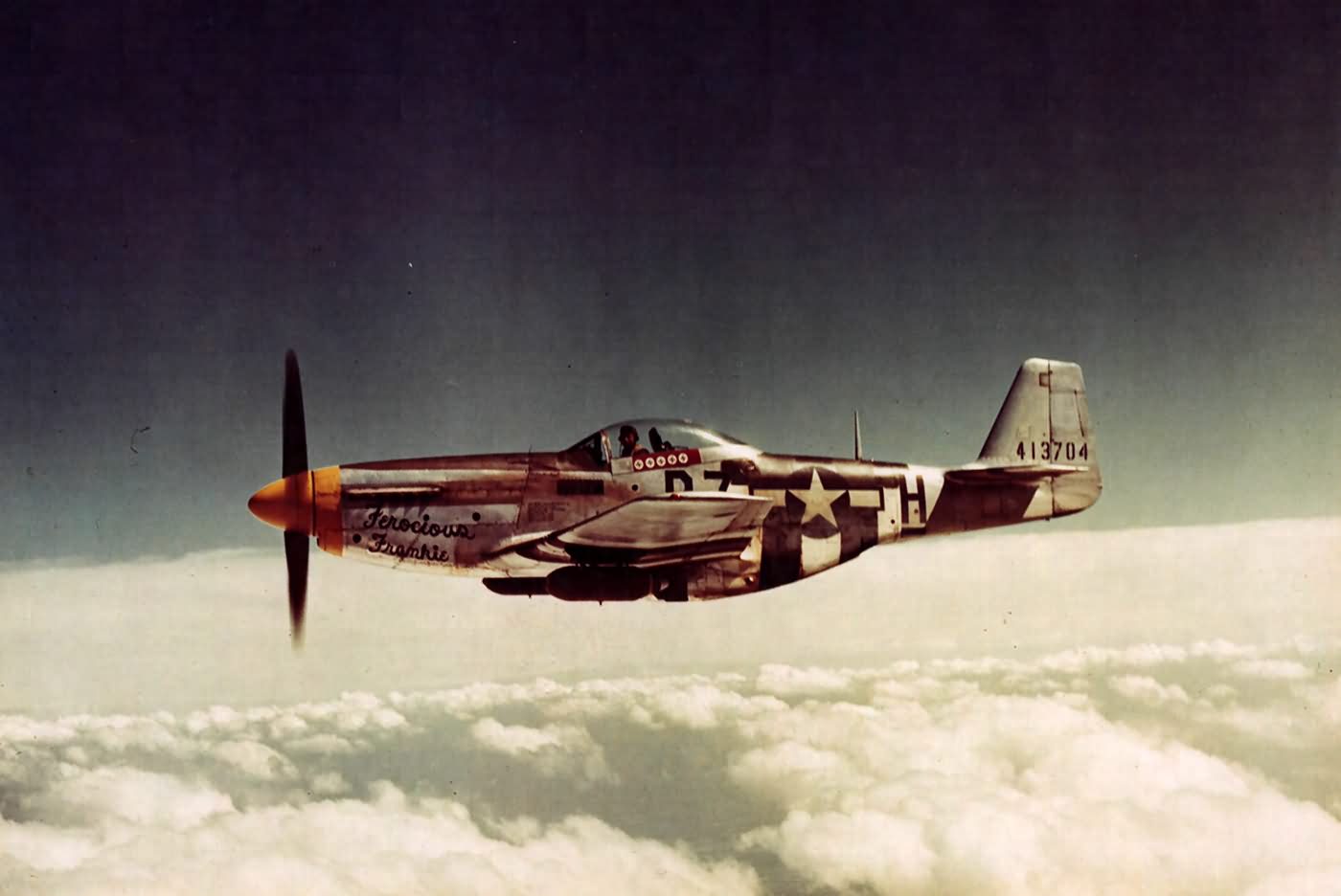 P-51D Mustang del 374th FS, 361st FG, in volo
