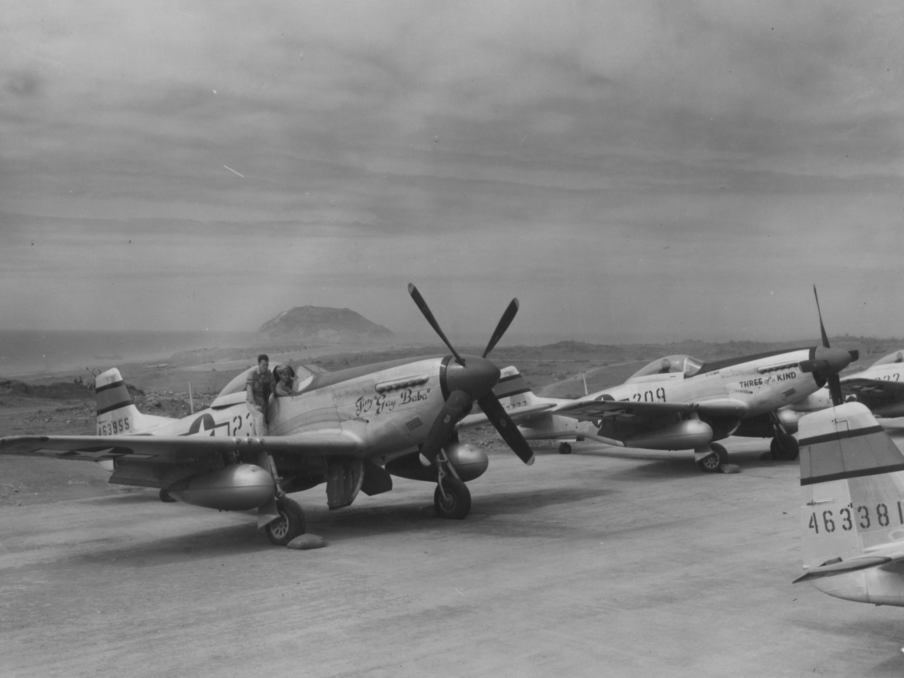 P-51 à North Field, Iwo Jima, 1945