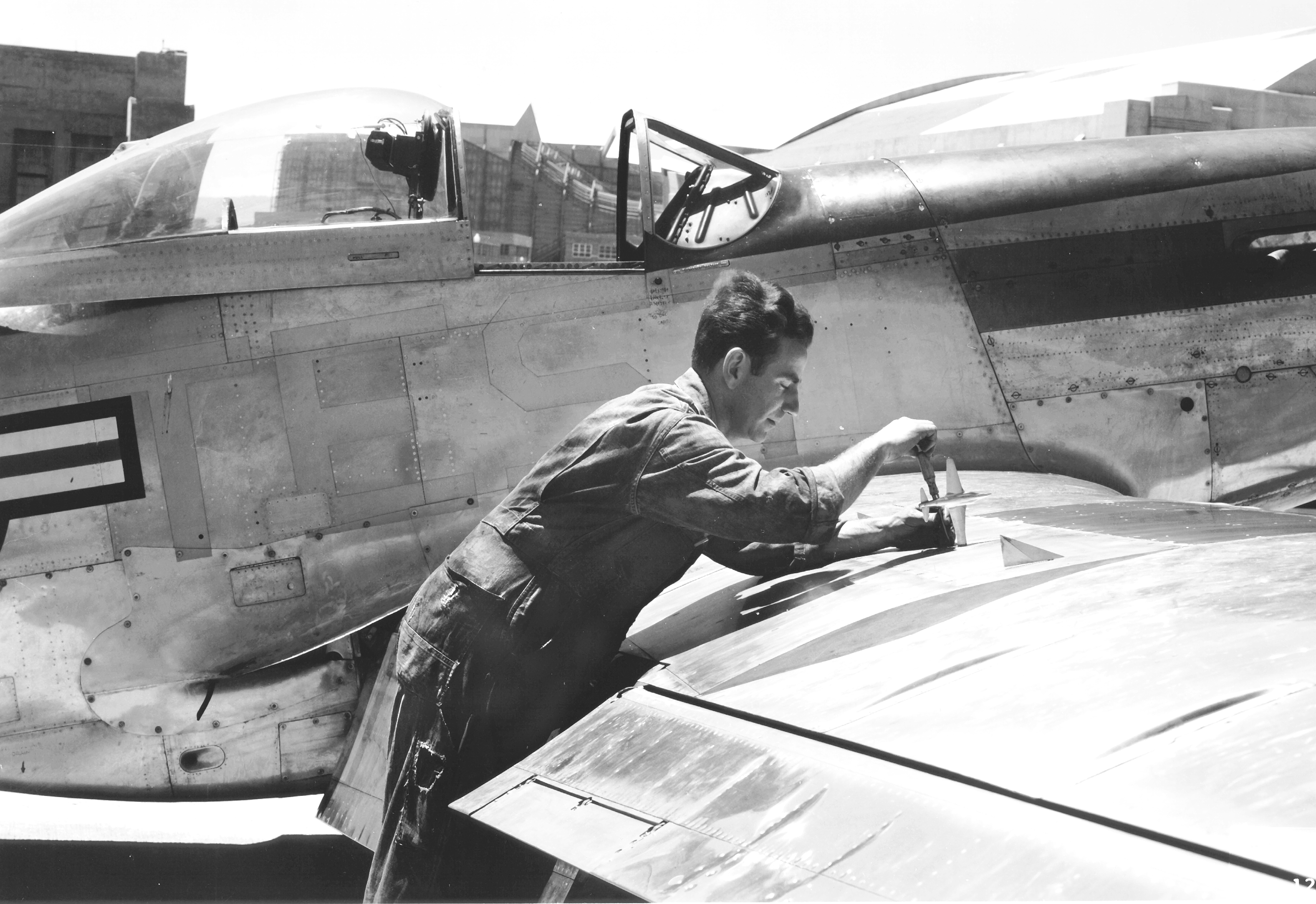 Maqueta del P-80 montada en el ala de un NACA P-51D - GPN-2000