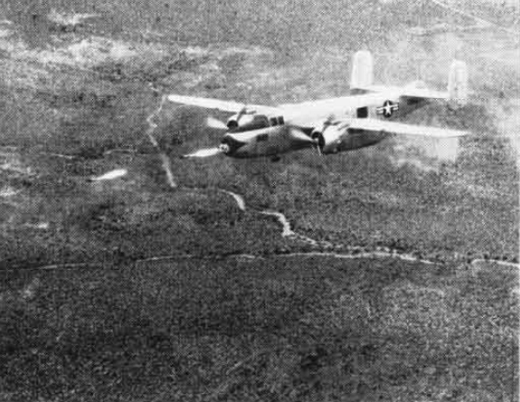 PBJ Mitchell dispara cohetes desde los tubos de morro en NOTS Inyokern, hacia 1949