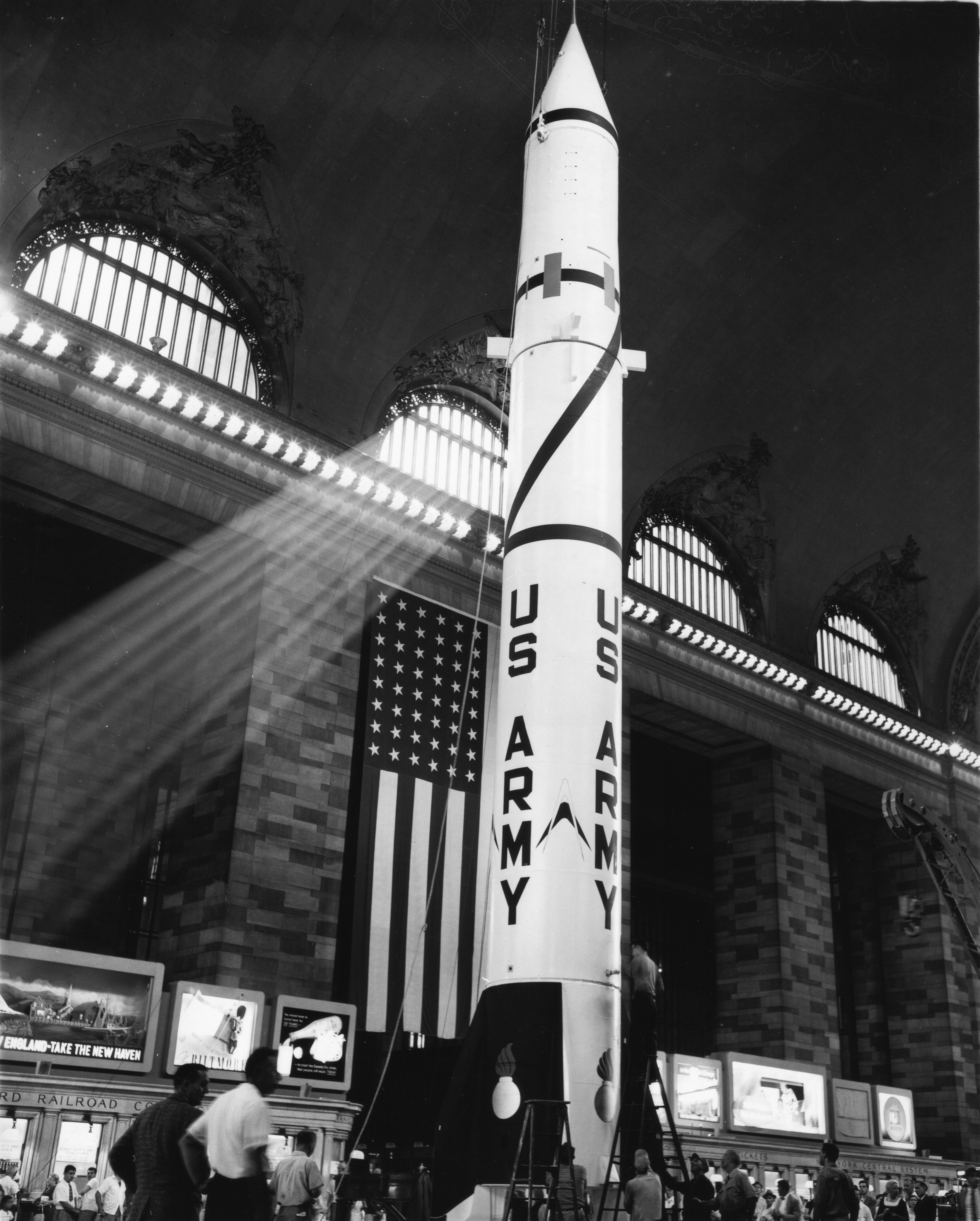 PGM-11 Redstone — Misil Redstone expuesto en la estación Grand Central, 7 de julio de 1957