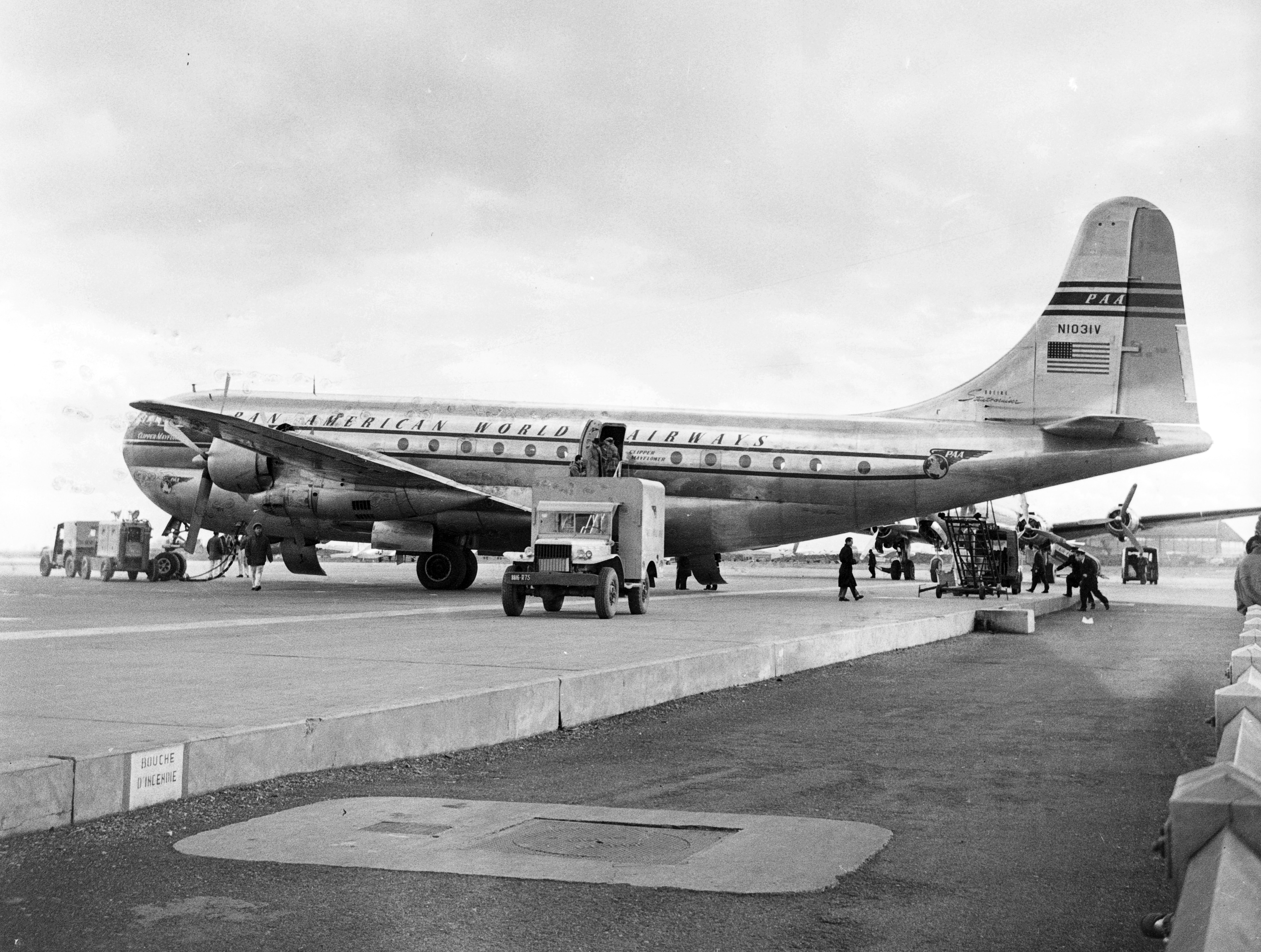 Pan American Boeing 377-10-26 Stratocruiser «Clipper Mayflower» en París-Orly, c. 1950