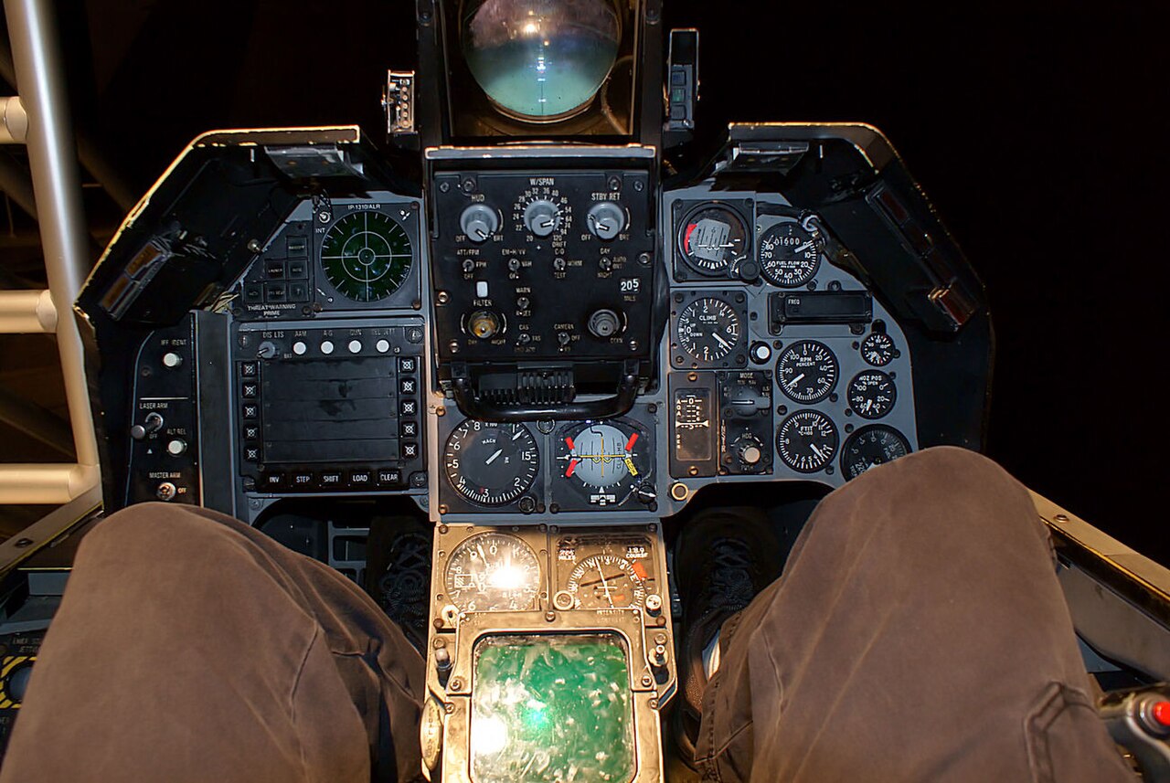 Panel frontal de la cabina del F-16A