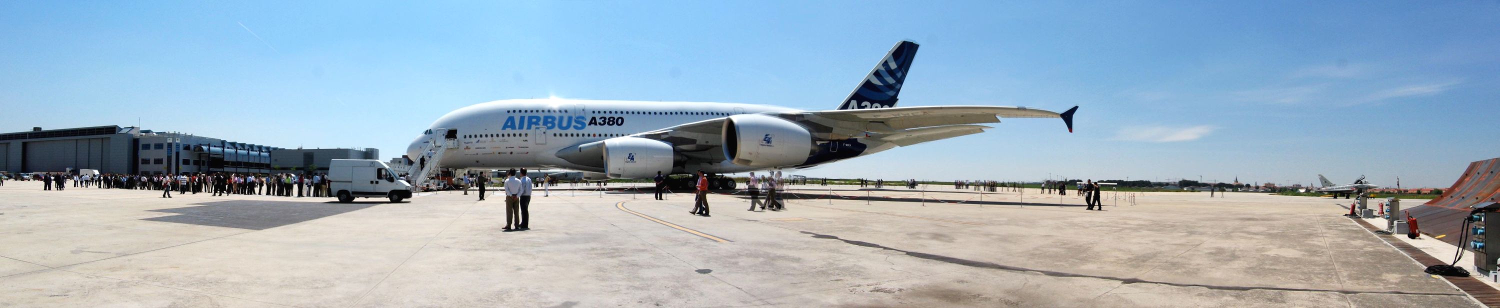 Panoramica dell'A380 a Getafe - Eurofighter IPA4 a destra