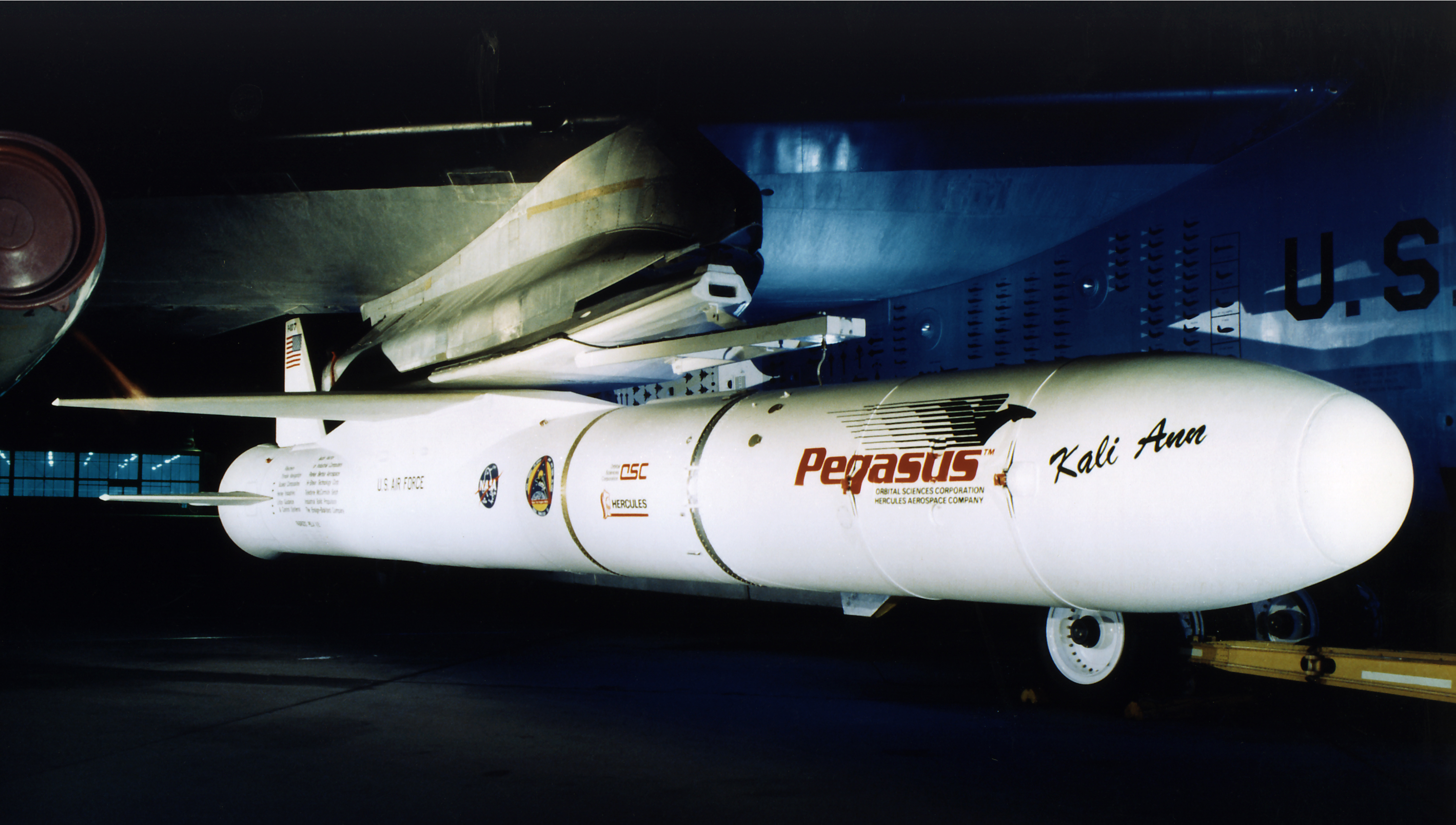 Pegasus bajo el pilón del ala del NB-52B de la NASA en Dryden, 2 de agosto de 1994, el día antes del último lanzamiento Standard (APEX)