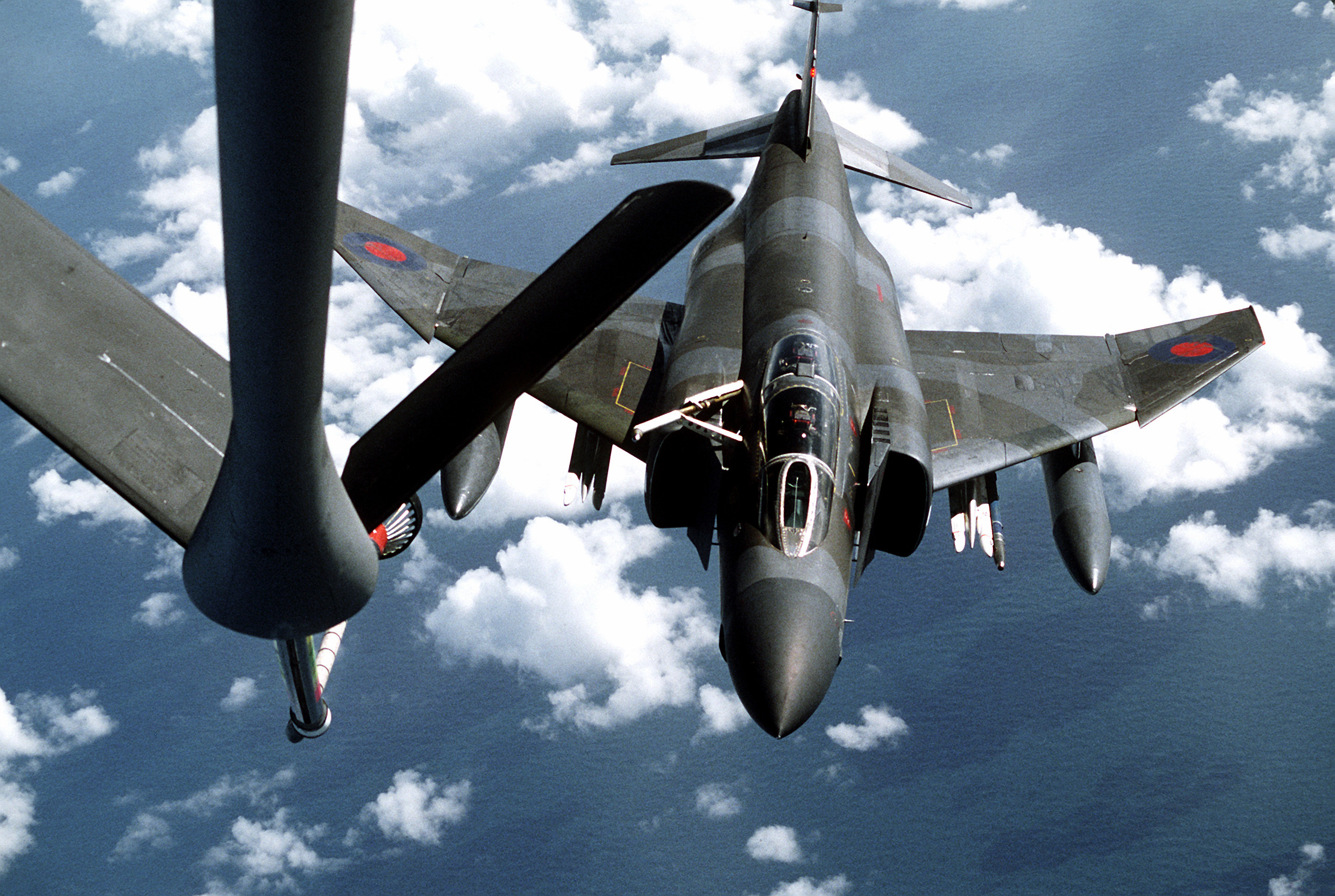 Phantom FG1 do 43 Sqn a reabastecer