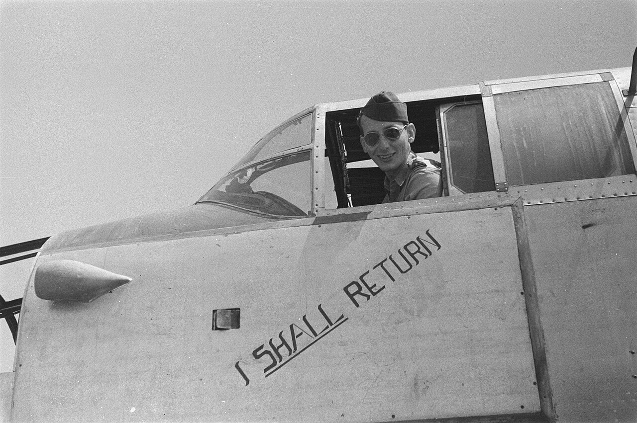 Piloto olhando pela cabine de um avião, Bestanddeelnr 65B-2-5