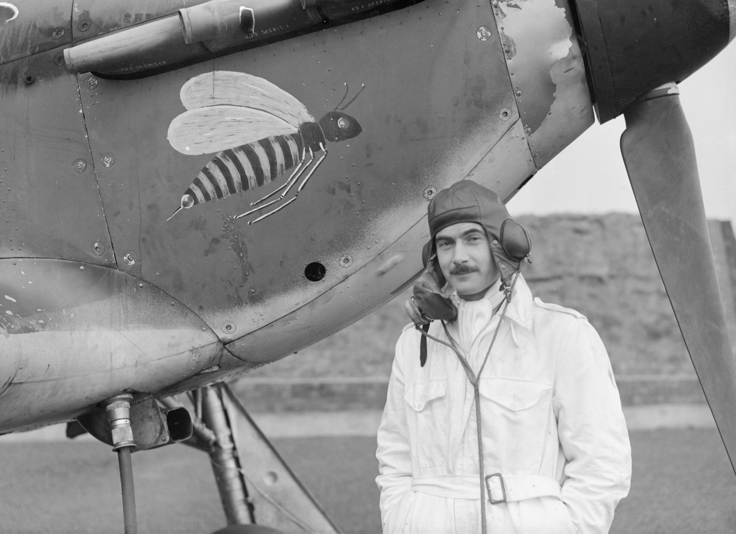Pilot Officer A. V. „Taffy“ Clowes von der No. 1 Squadron neben dem Bug seiner Hawker Hurricane Mk I in Wittering, Oktober 1940. CH1570