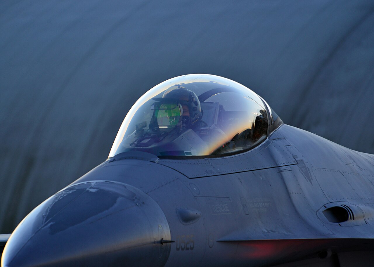 Piloto de F-16 da USAF antes do voo, cúpula aberta