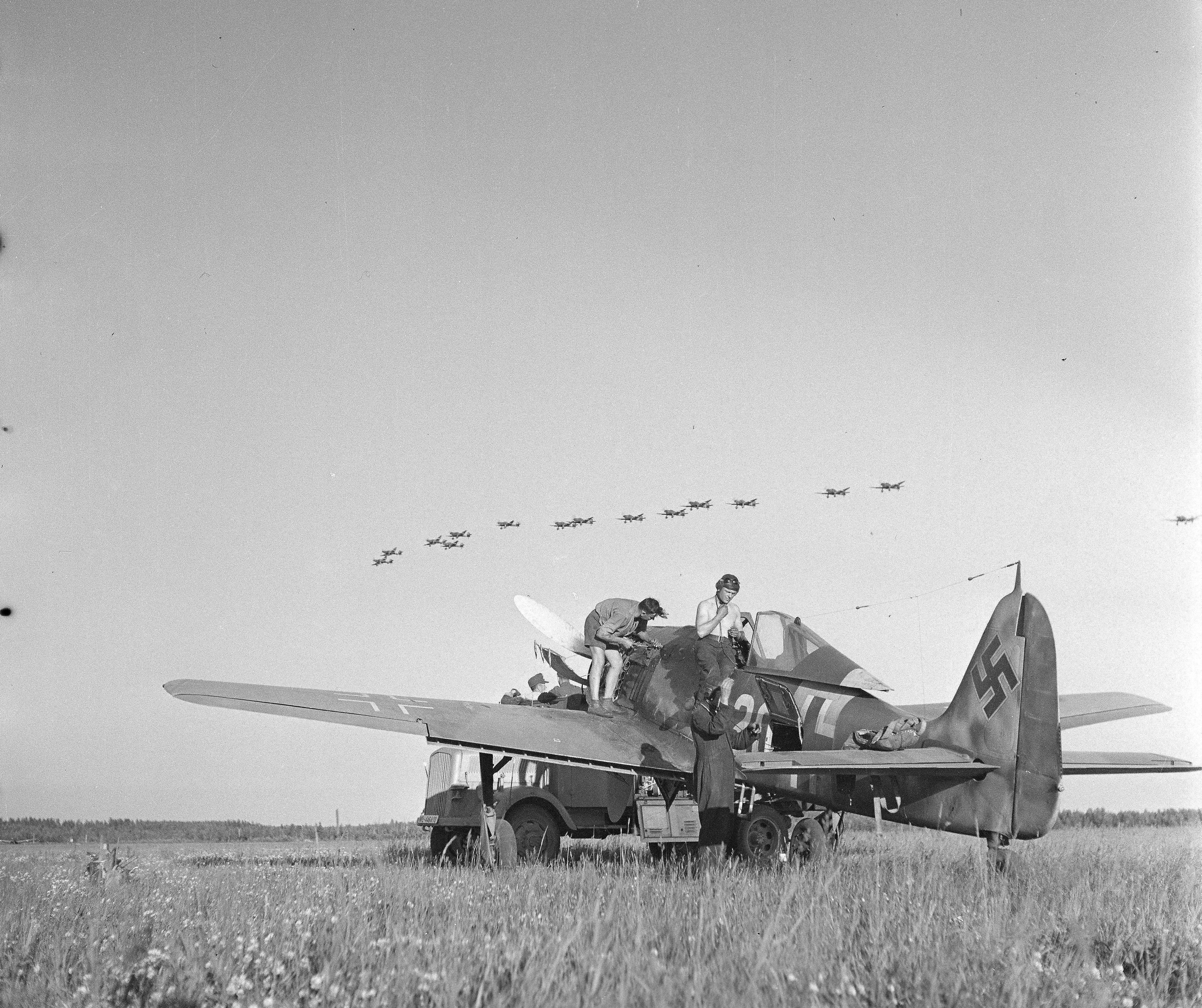 Verificação pré-voo de um Focke Wulf Fw-190 alemão em Immola, em julho de 1944