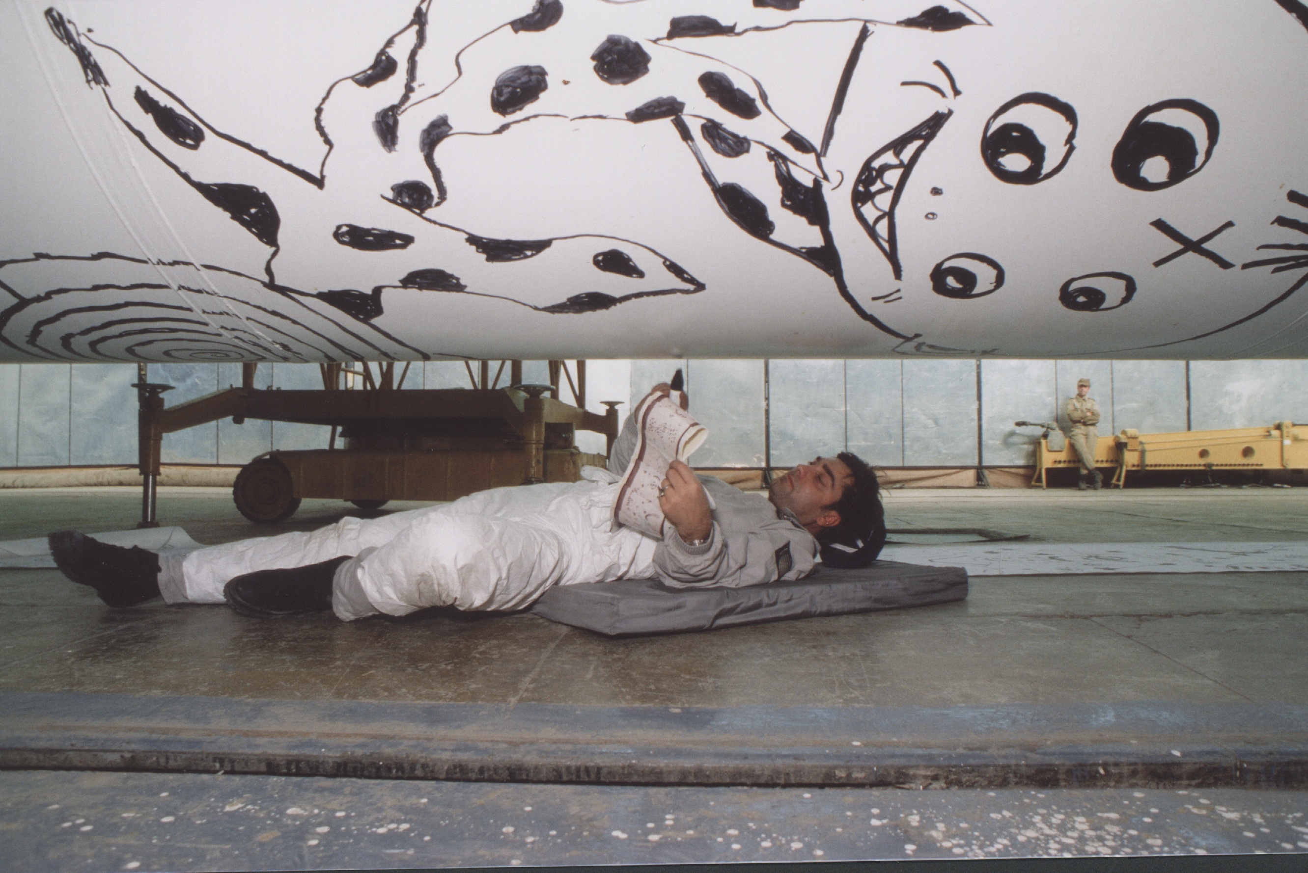 Cohete Protón siendo pintado para el proyecto WEST IN SPACE, Baikonur, 1992-93