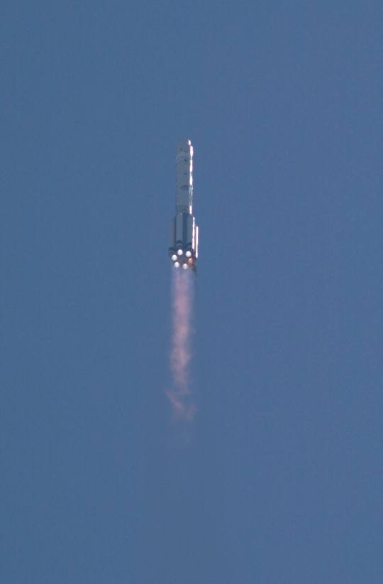 El cohete Proton elevando el módulo Zvezda desde la rampa