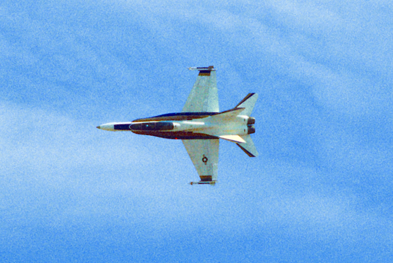 Prototype F-18B biplace survolant NAS Patuxent River, 1981