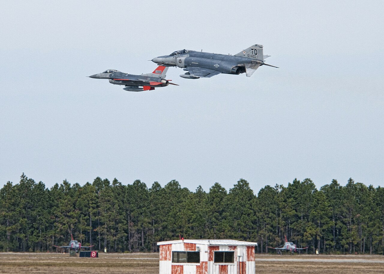 QF-4E y QF-16 en vuelo sobre Tyndall AFB