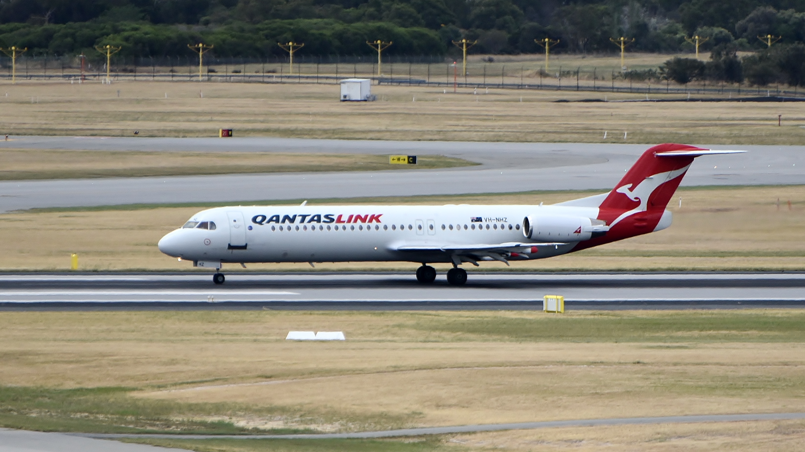Qantas Link Fokker 100 VH NHZ Perth 2024 (01)