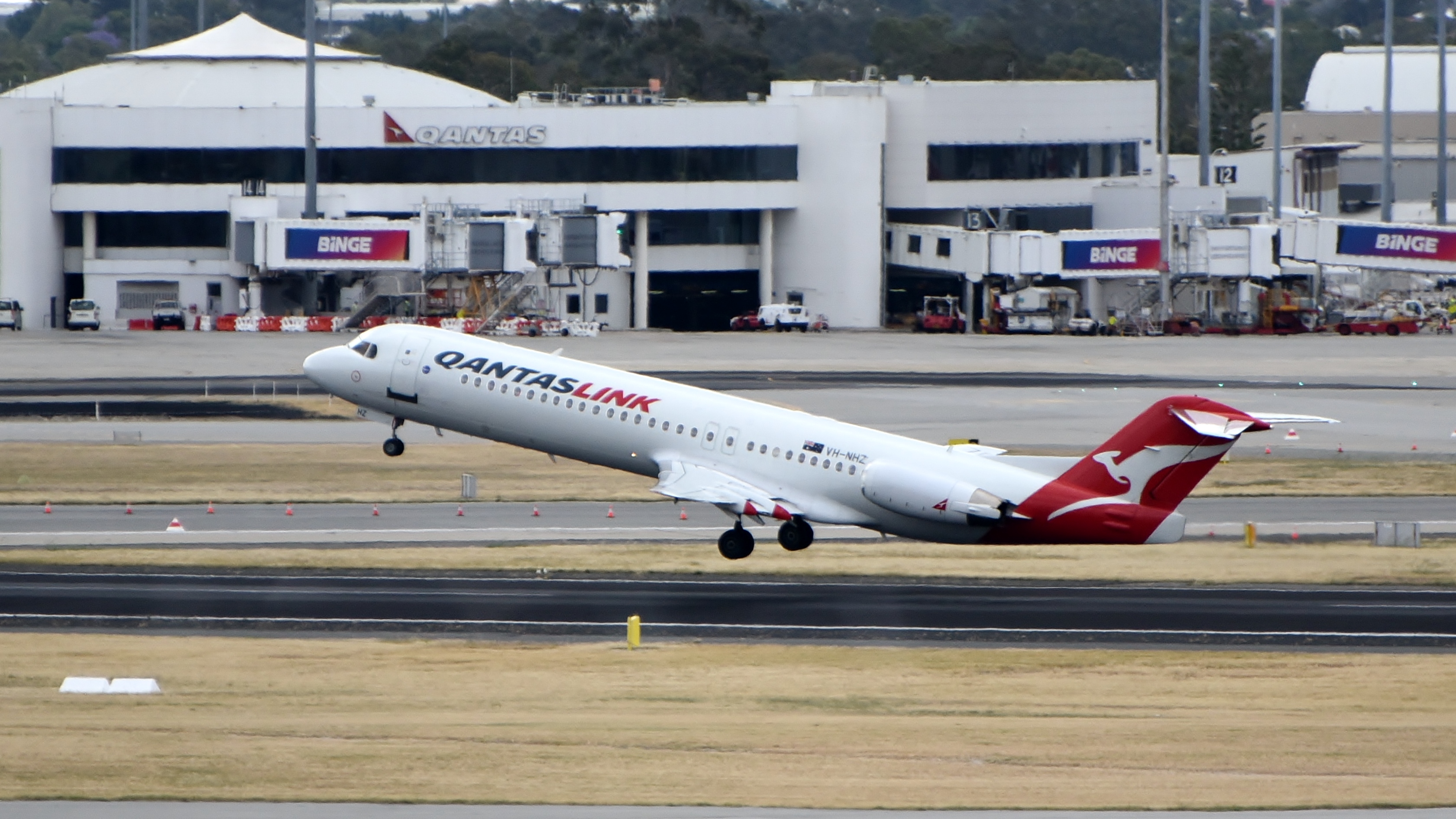 QantasLink Fokker 100 VH-NHZ Perth 2024 (03)