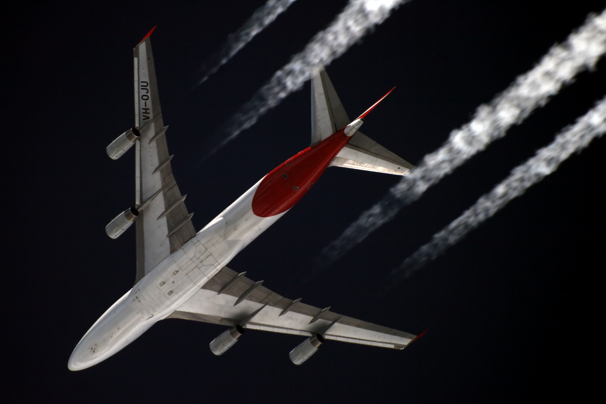 Boeing 747-400 VH-OJU de Qantas sobre Starbeyevo, Kustov
