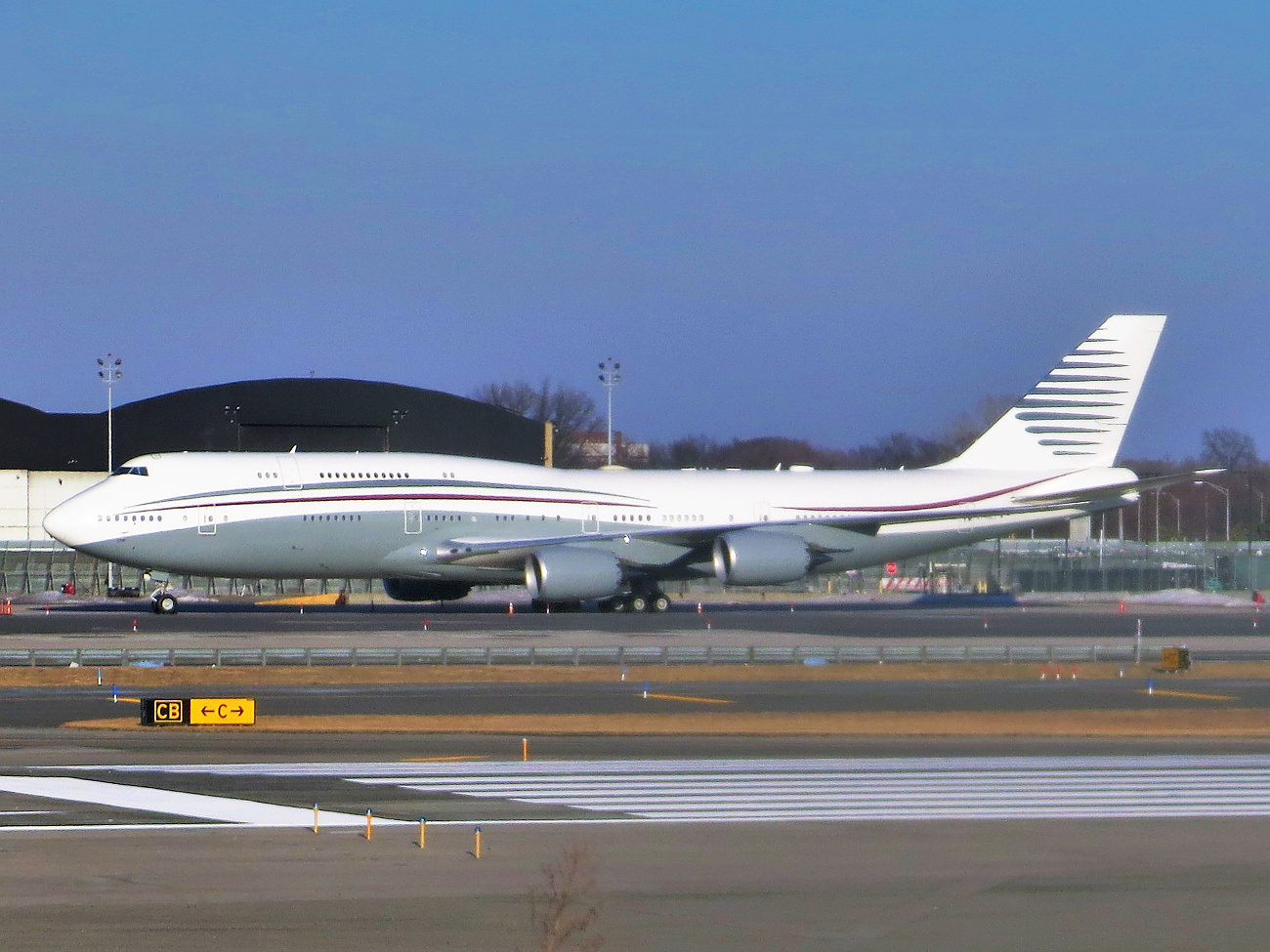 Qatar Amiri Flight Boeing 747-8KB Intercontinental (Boeing Business Jet) A7-HBJ parcheggiato all'aeroporto JFK